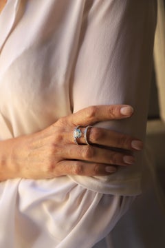 18 Karat White Gold 3.1 Karat Aquamarine 0, 65 Karat White Diamonds Design Ring