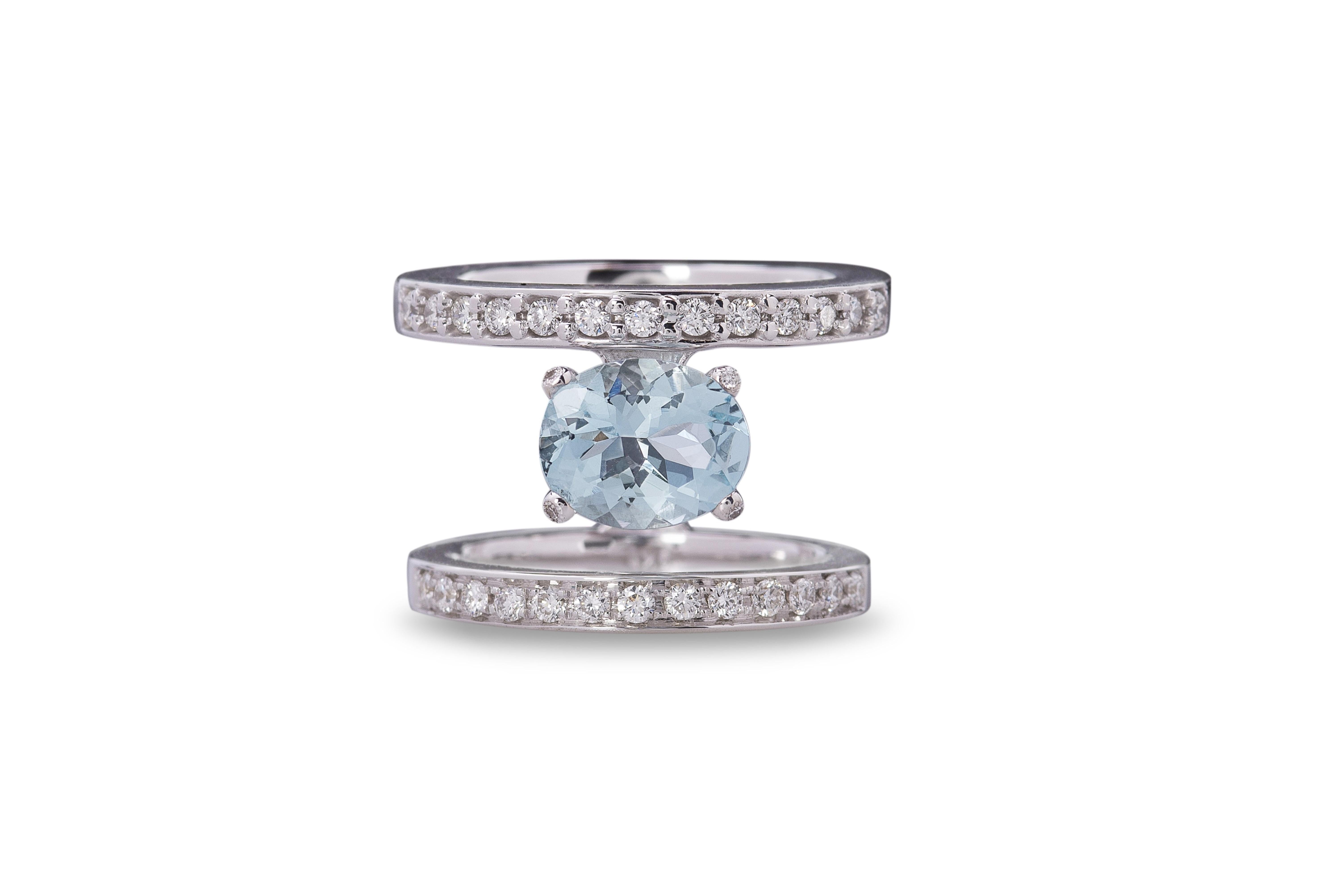 18 Karat White Gold 3.1 Karat Aquamarine 0, 65 Karat White Diamonds Design Ring For Sale 3