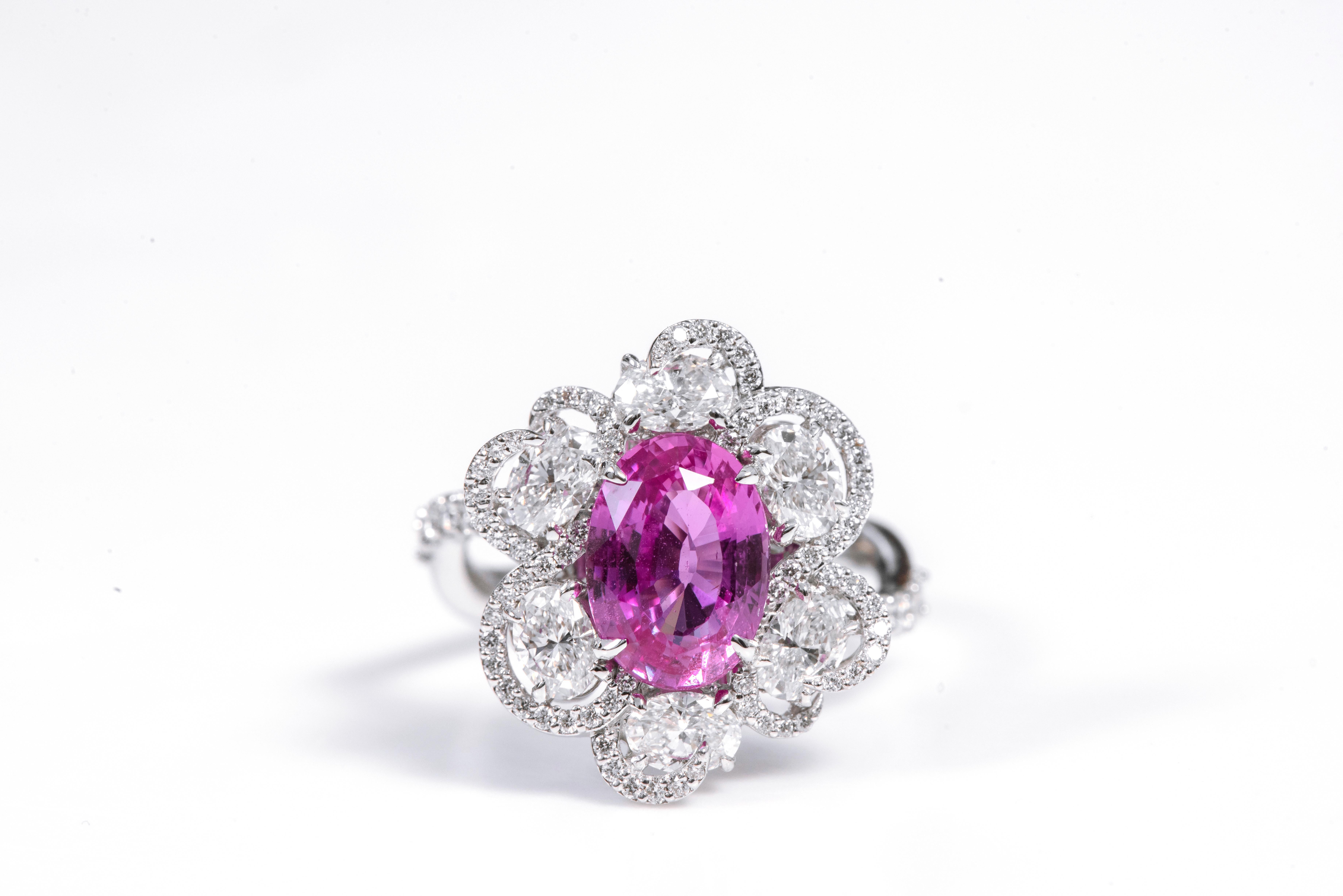 18 Karat White Gold 3.14 Carat Solitaire Pink-Sapphire and Diamond Cocktail Ring In New Condition For Sale In Jaipur, IN