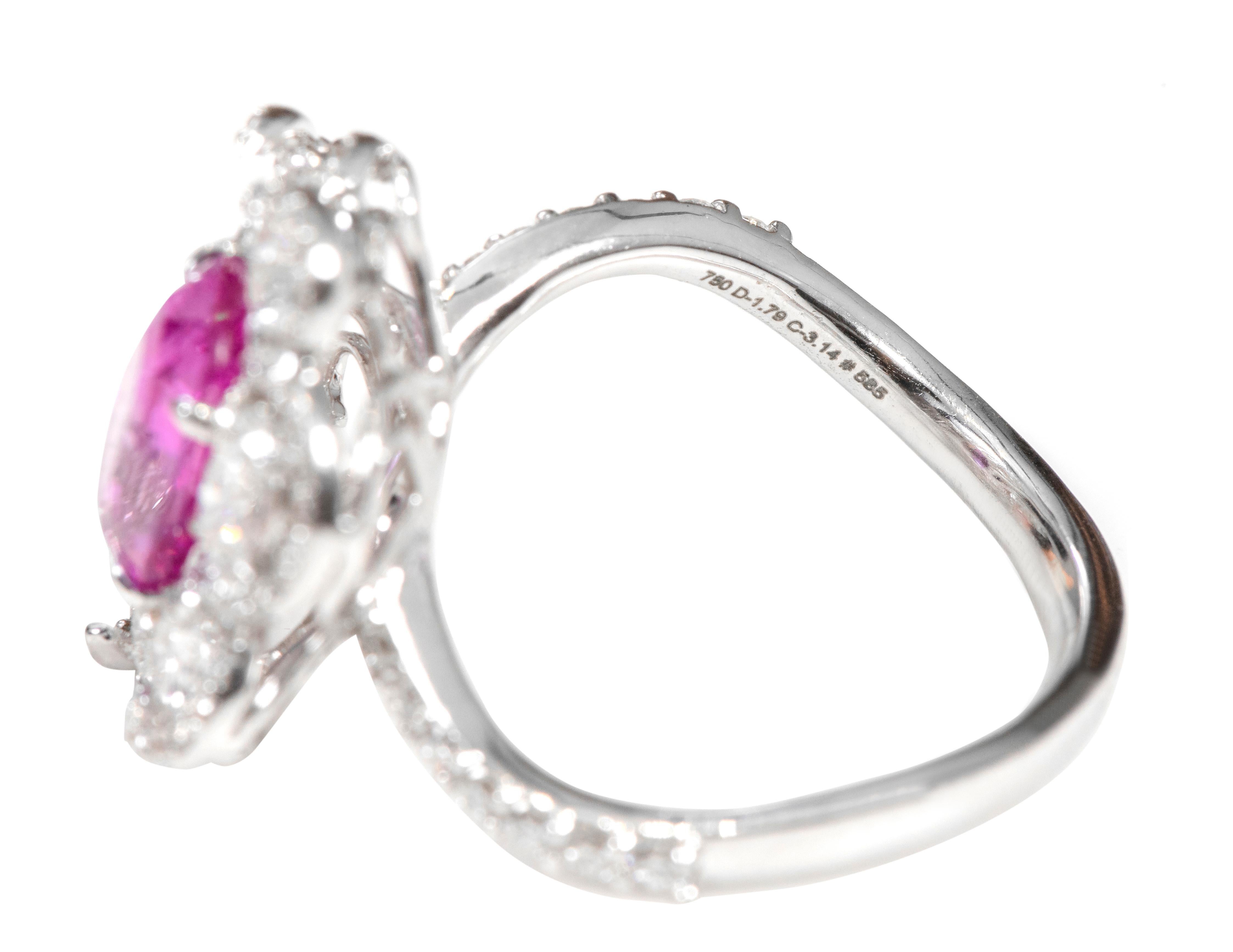 18 Karat White Gold 3.14 Carat Solitaire Pink-Sapphire and Diamond Cocktail Ring For Sale 2