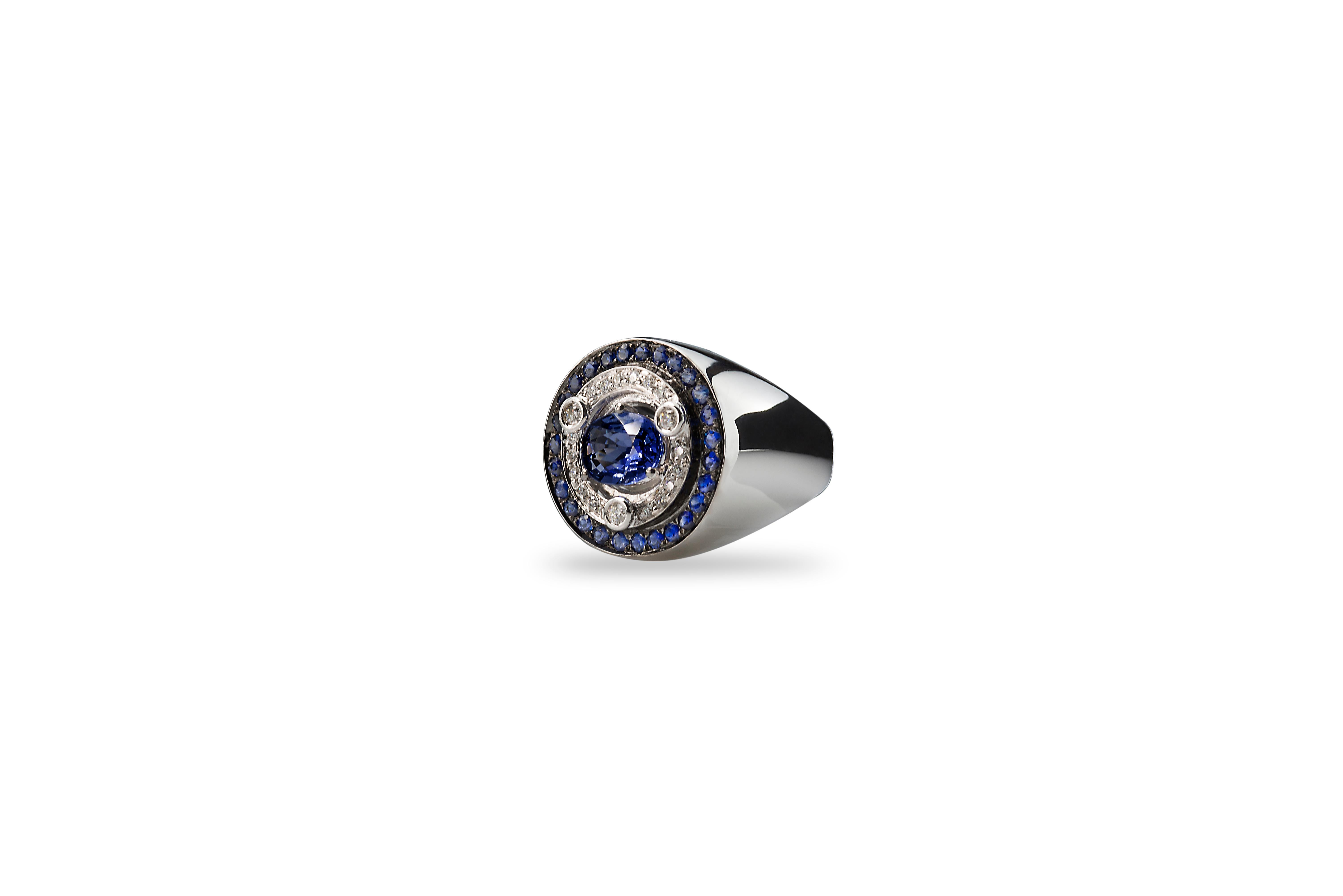 Brilliant Cut 3.20 Karat Sapphires 0.30 Karat White Diamonds 18K White Gold Unisex Design Ring For Sale