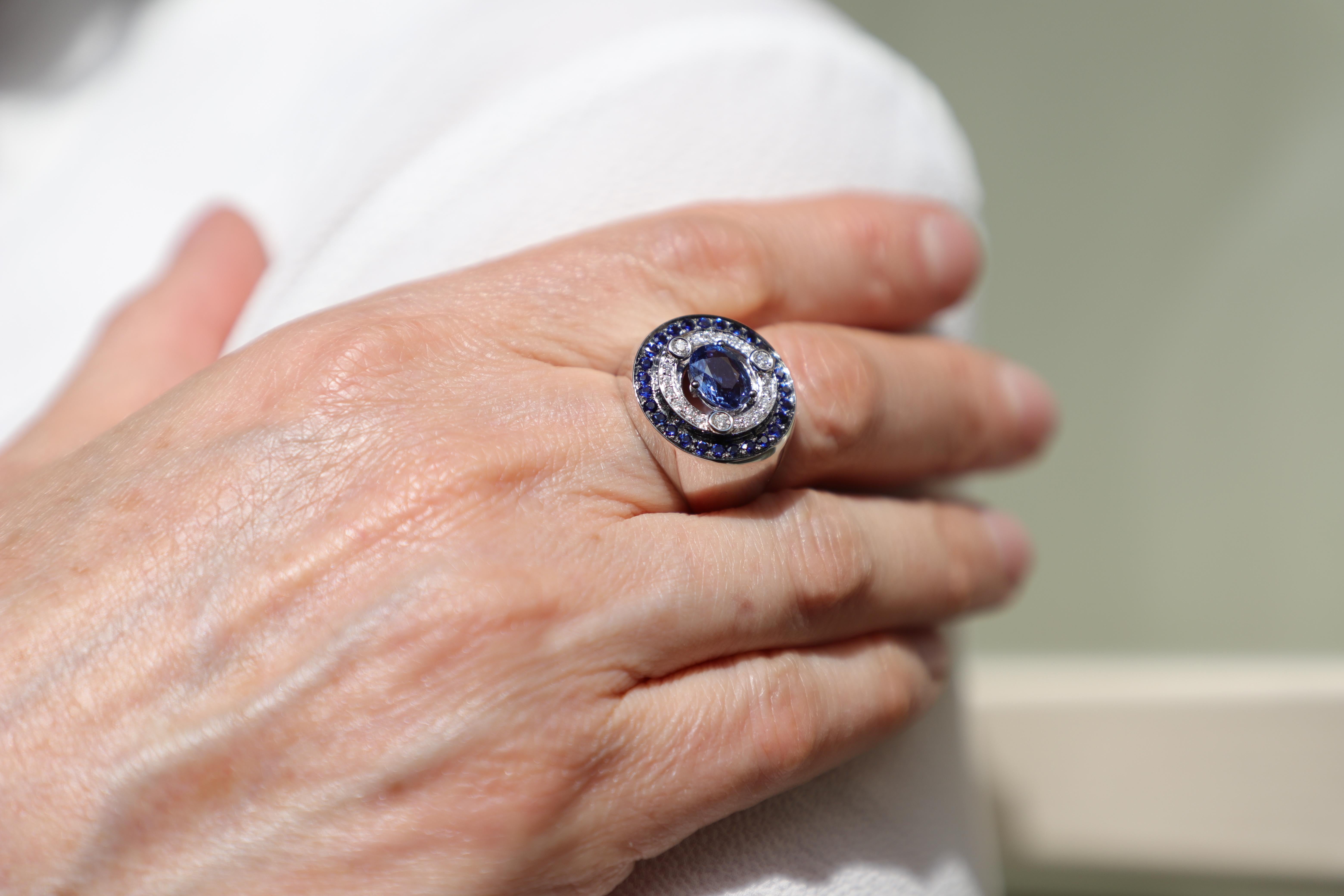 Art Deco 3.20 Karat Sapphires 0.30 Karat White Diamonds 18K White Gold Unisex Design Ring For Sale