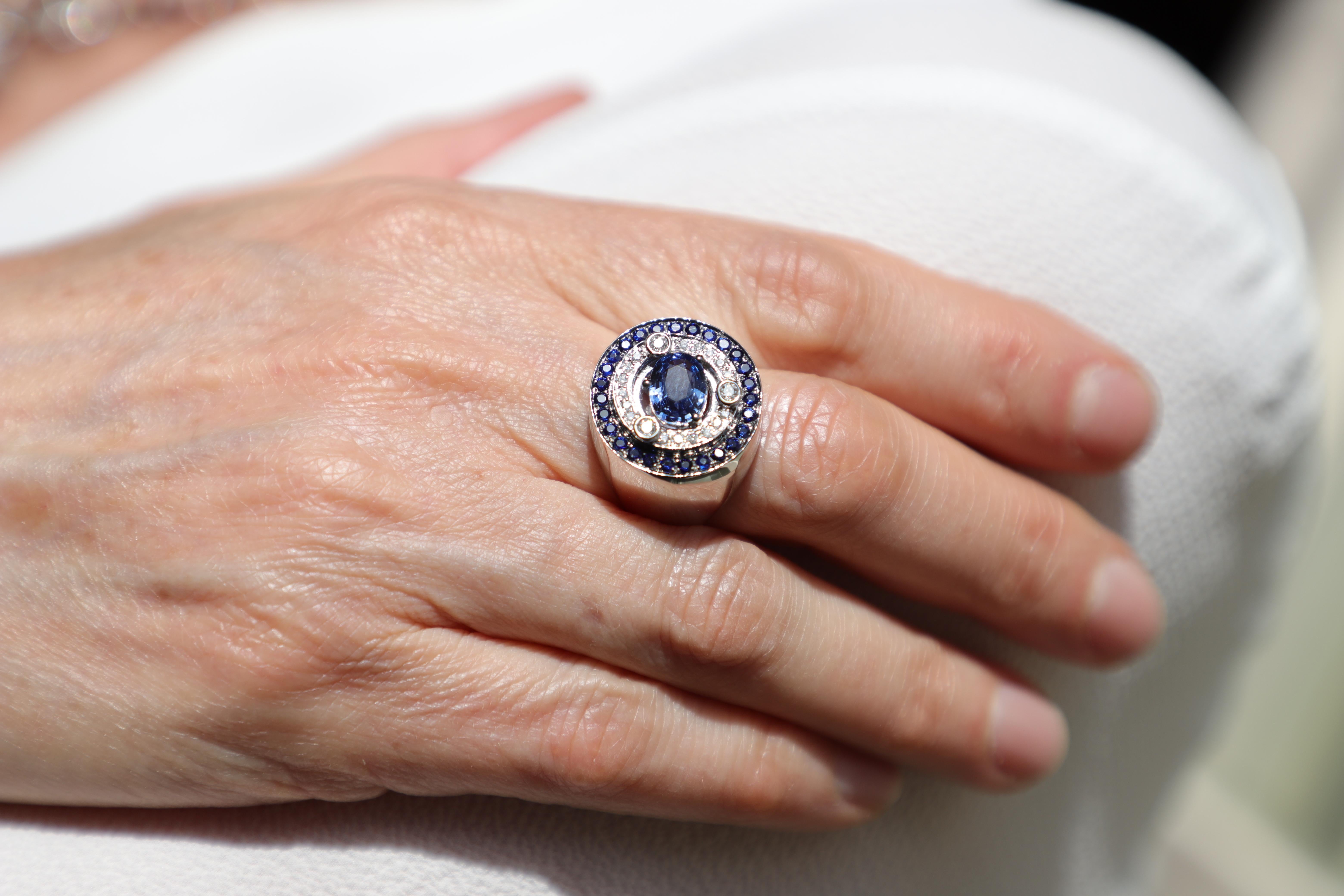 3.20 Karat Sapphires 0.30 Karat White Diamonds 18K White Gold Unisex Design Ring For Sale 3