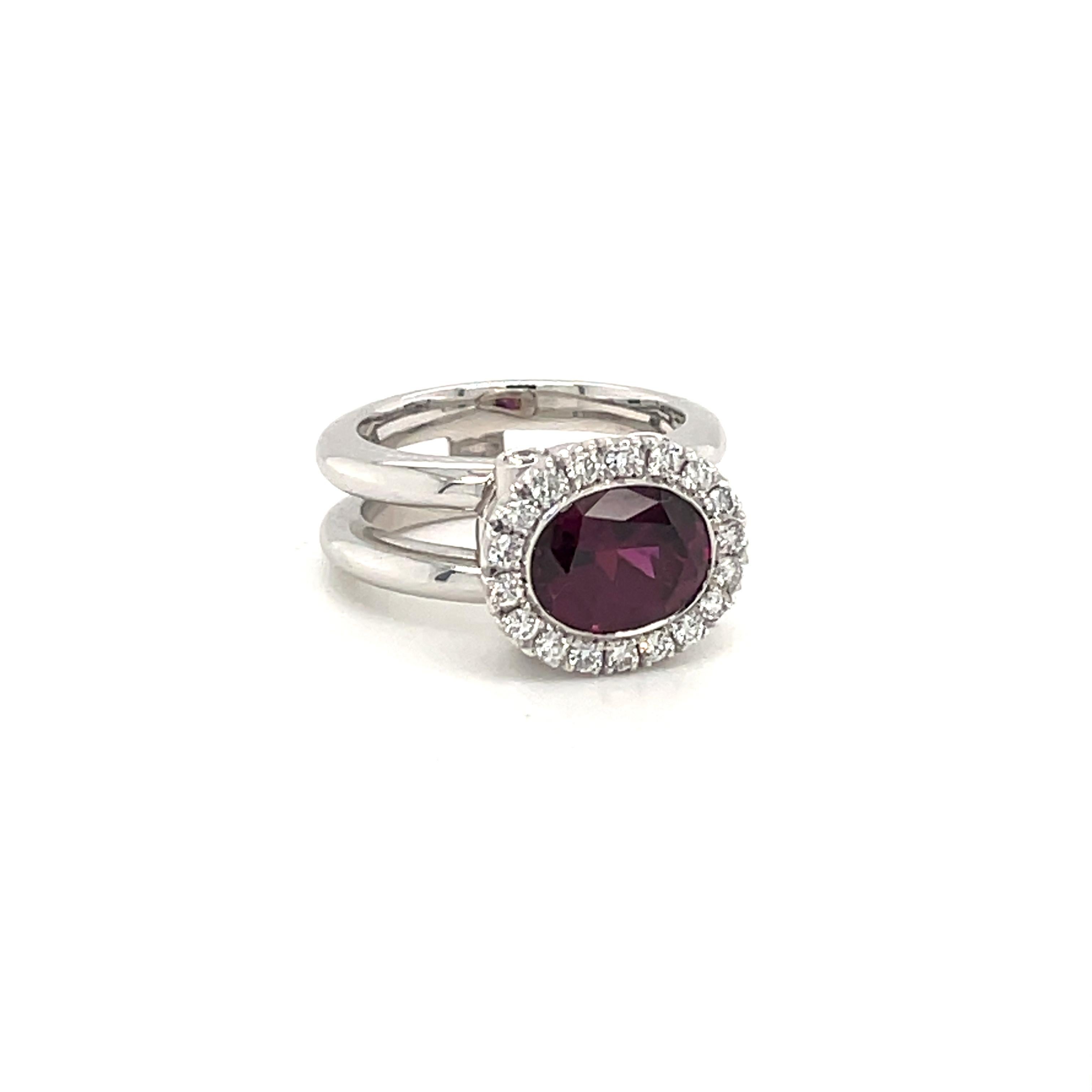 18 Karat White gold Cocktail Ring featuring a 3.26 Carat Purple Garnet stone.

Round cut measuring 10.2 x 7.8mm.
The Purple Garnet Ring is set with Collection Grade Diamonds weighing 0.39 ct.

The double buggy is one of Jochen Leen's very first