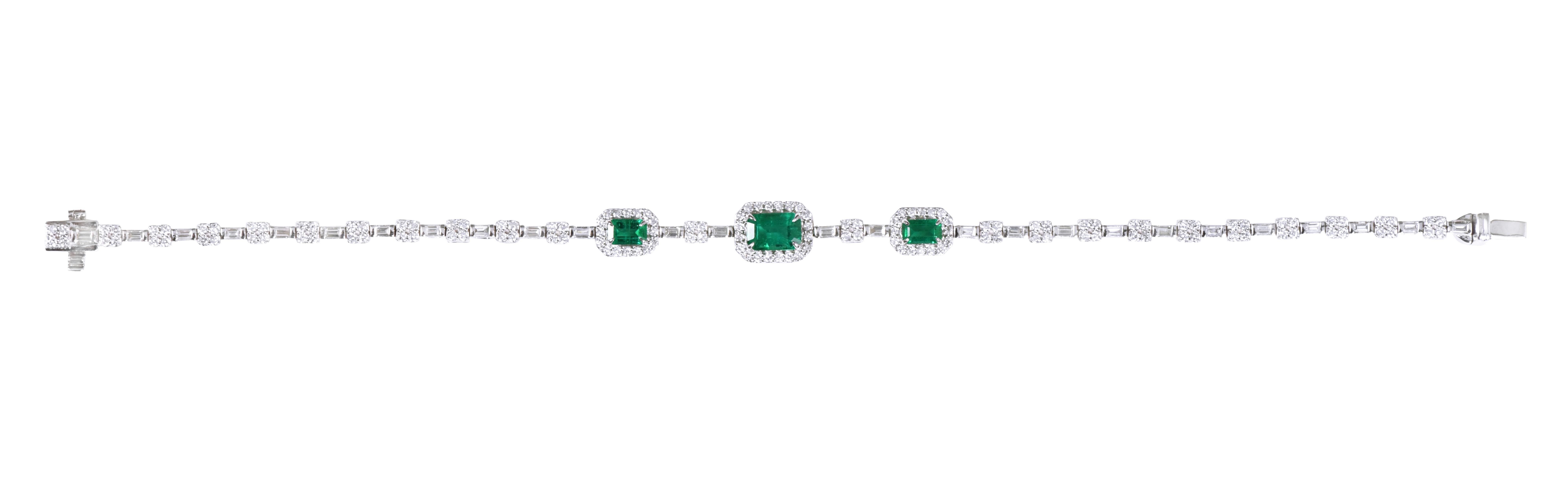 Contemporary 18 Karat White Gold 3.28 Carat Emerald and Diamond Tennis Bracelet For Sale