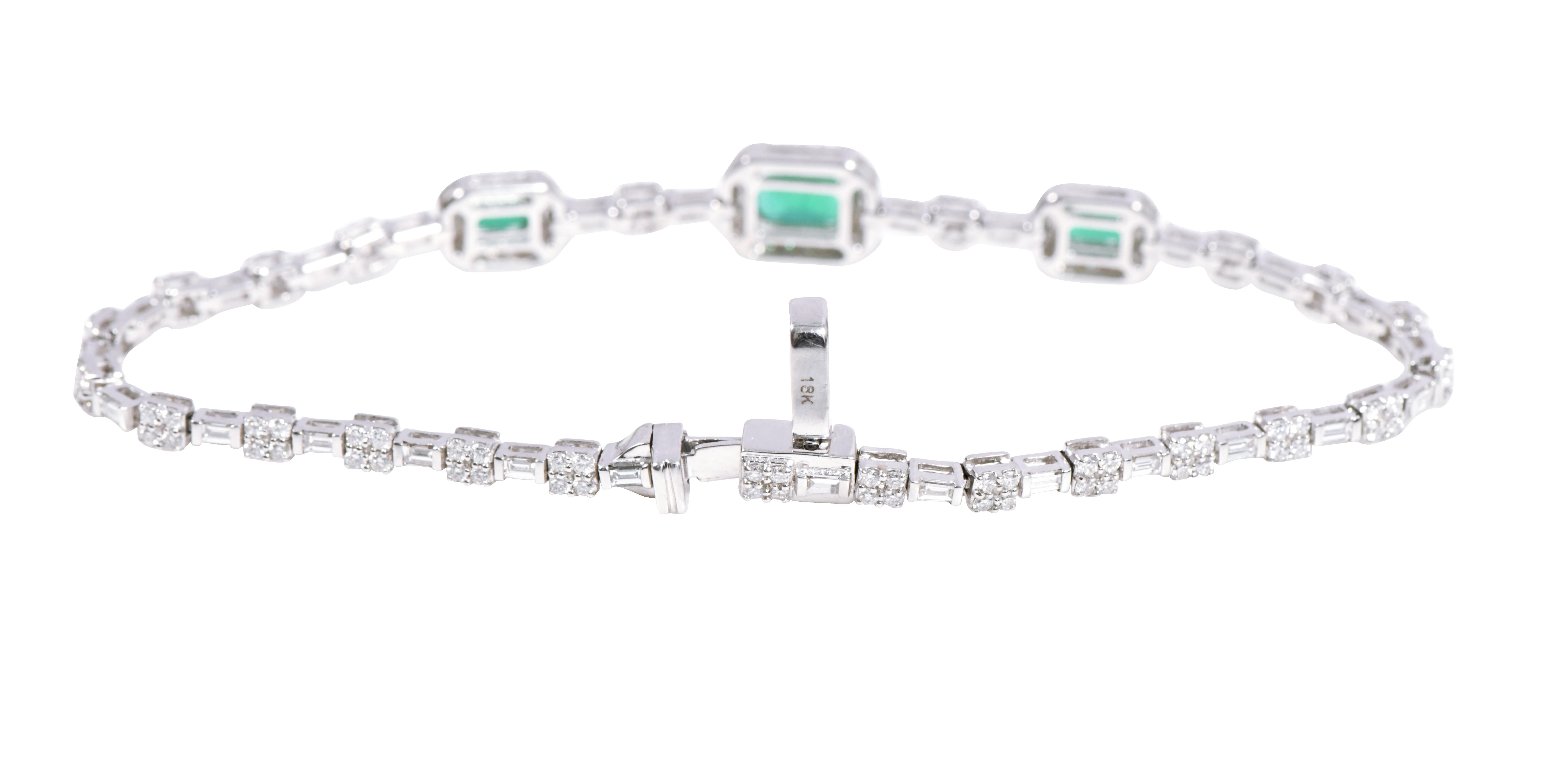 18 Karat White Gold 3.28 Carat Emerald and Diamond Tennis Bracelet In New Condition For Sale In Jaipur, IN