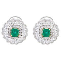 Clous d'oreilles en or blanc 18 carats avec émeraudes naturelles de 3,37 carats et diamants