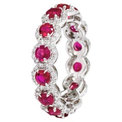 18 Karat Weißgold 3,39 Karat Rubin und Diamant Cluster Ewigkeitsring