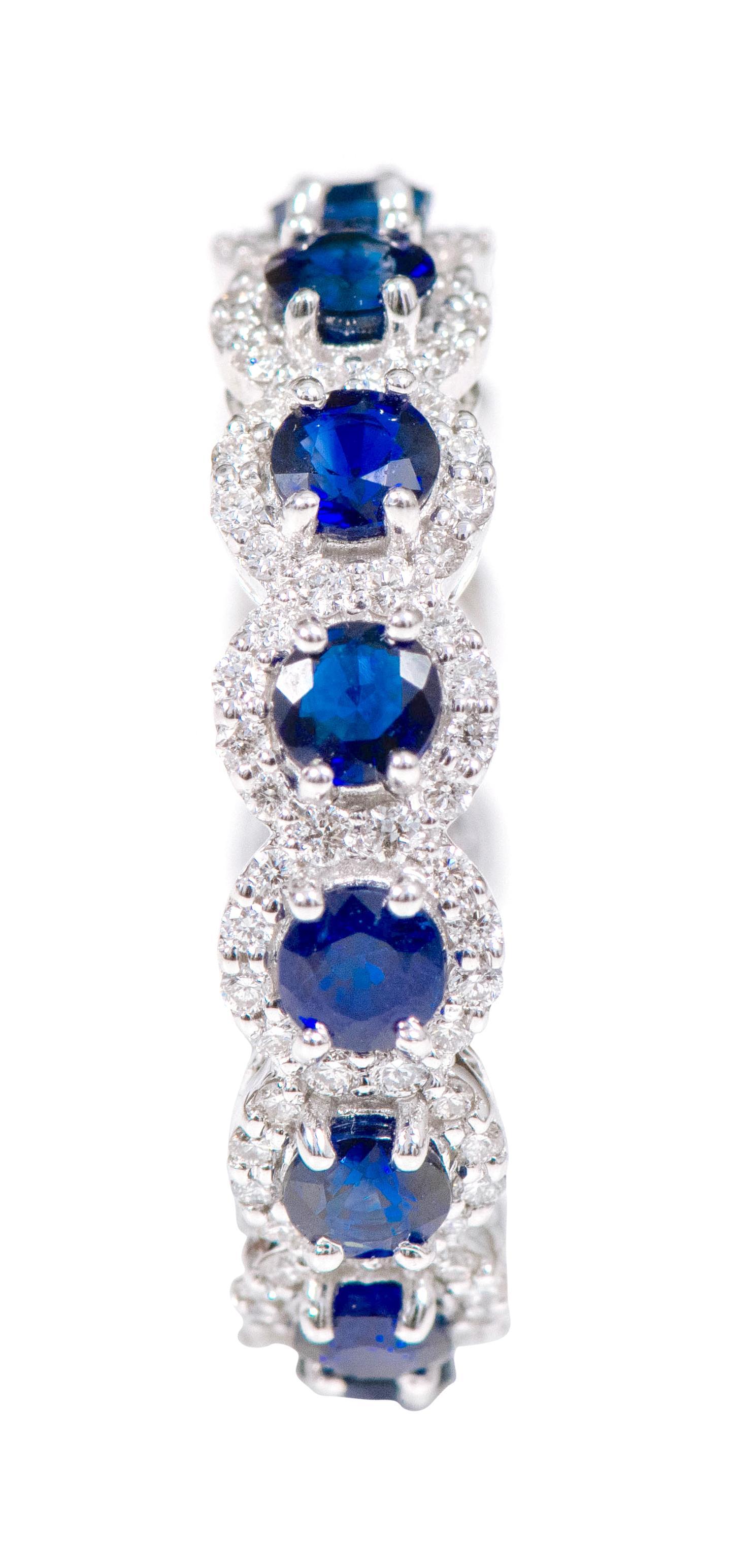 bague d'alliance en or blanc 18 carats avec saphir et diamant en grappe (3,39 carats)

Ce bracelet immersif en forme de grappe de saphirs bleu royal et de diamants est hypnotisant. Les saphirs solitaires de taille ronde en serti aigle sont