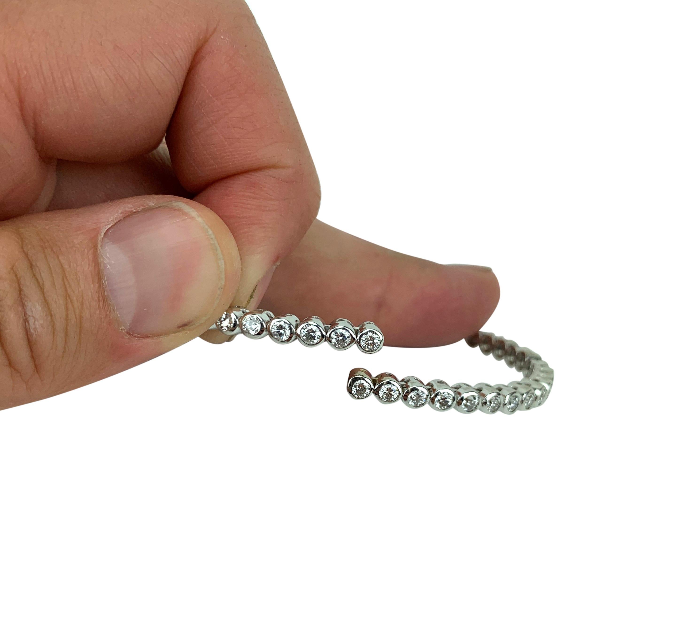 18 Karat White Gold 3.4 Carat Diamond Flex Bangle Bracelet In Good Condition In Guilford, CT