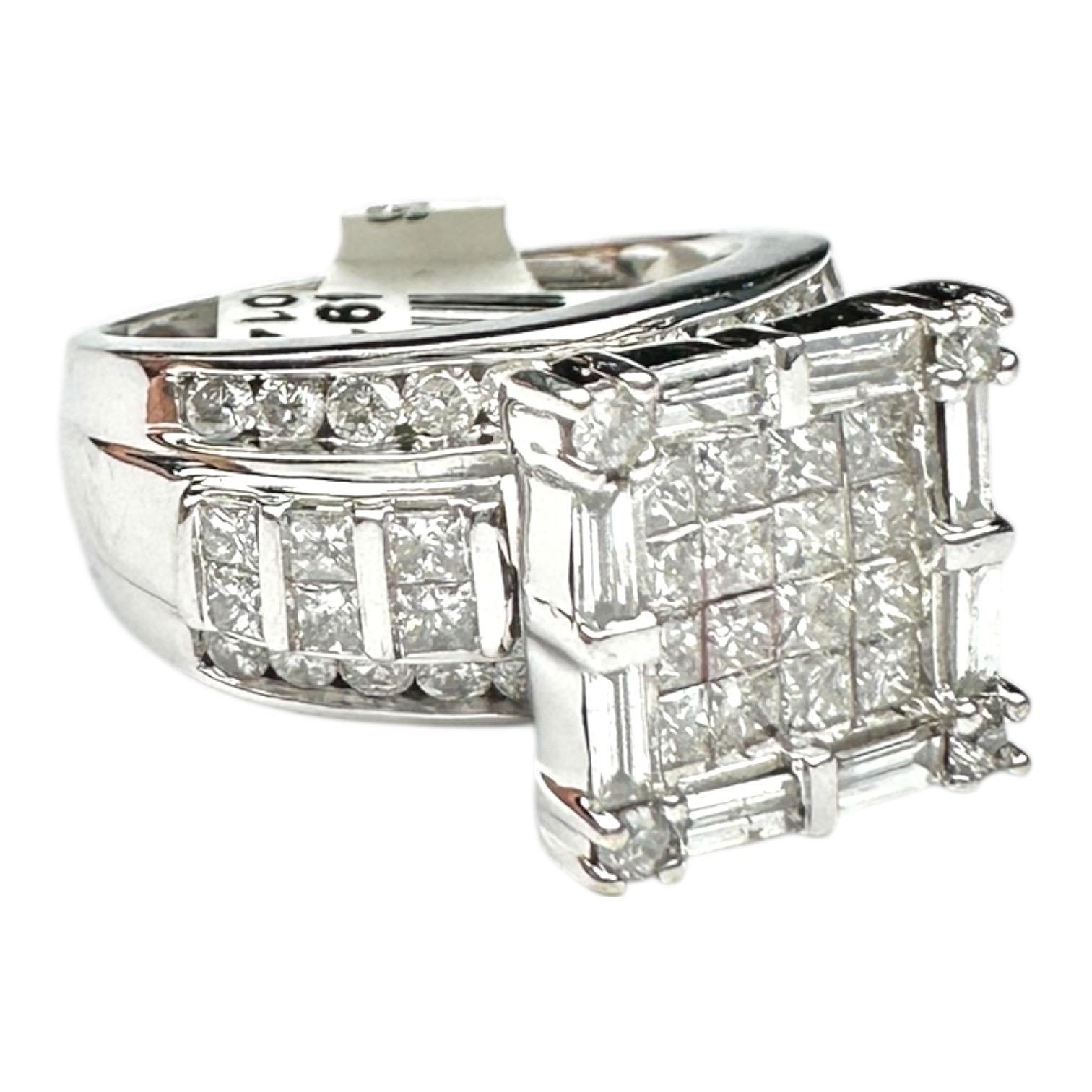 Dieser atemberaubende Ring wurde fachmännisch aus 18 Karat Weißgold gefertigt und verfügt über einen 12 mm großen Halo aus Diamanten im Prinzess- und Baguetteschliff von insgesamt 3,50 Karat. Die robuste Halterung mit einer wabenförmigen