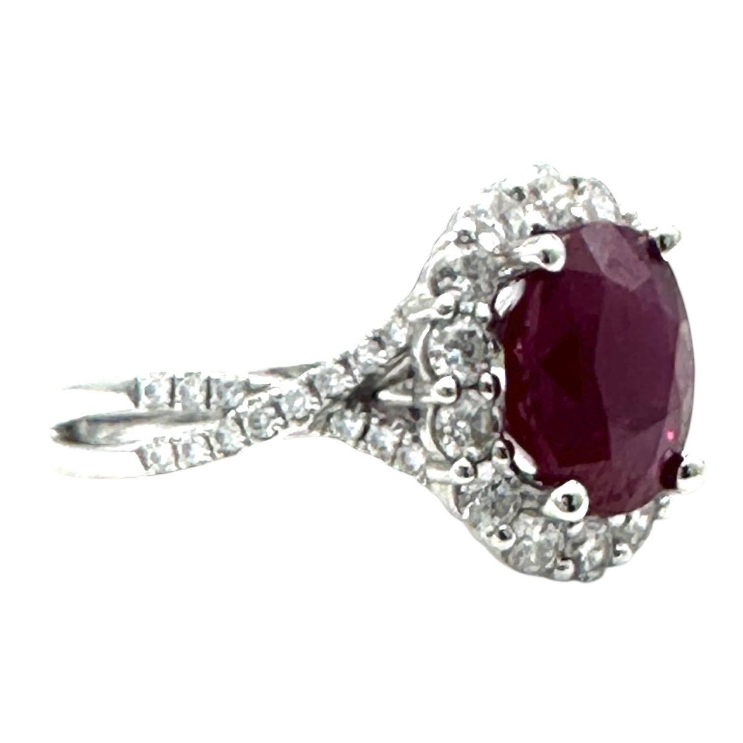 Bague Halo en or blanc 18 carats, rubis ovale de 3,58 carats et diamants en vente 4