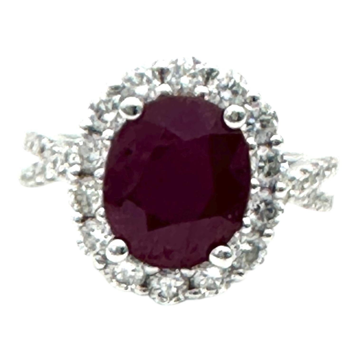 Cette bague en or blanc 14 carats est ornée d'un étonnant rubis naturel et de diamants sertis dans un halo, sur une tige torsadée.
Un magnifique naturel, le rubis et le diamant sont mis en vedette. La pierre centrale est un rubis naturel d'un rouge