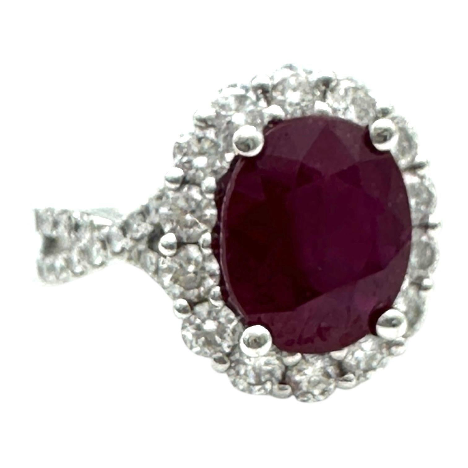 Contemporain Bague Halo en or blanc 18 carats, rubis ovale de 3,58 carats et diamants en vente