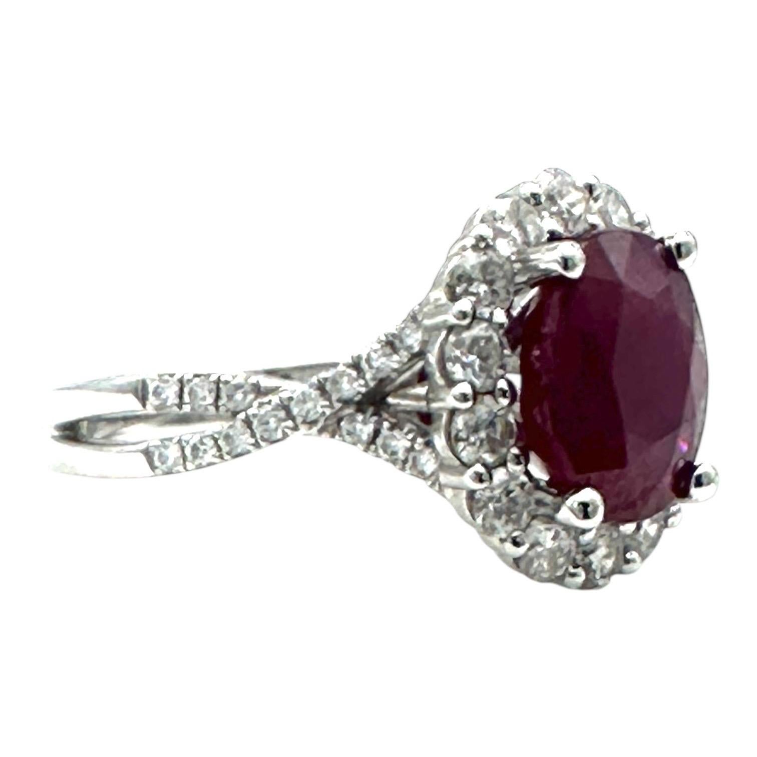 Taille ovale Bague Halo en or blanc 18 carats, rubis ovale de 3,58 carats et diamants en vente