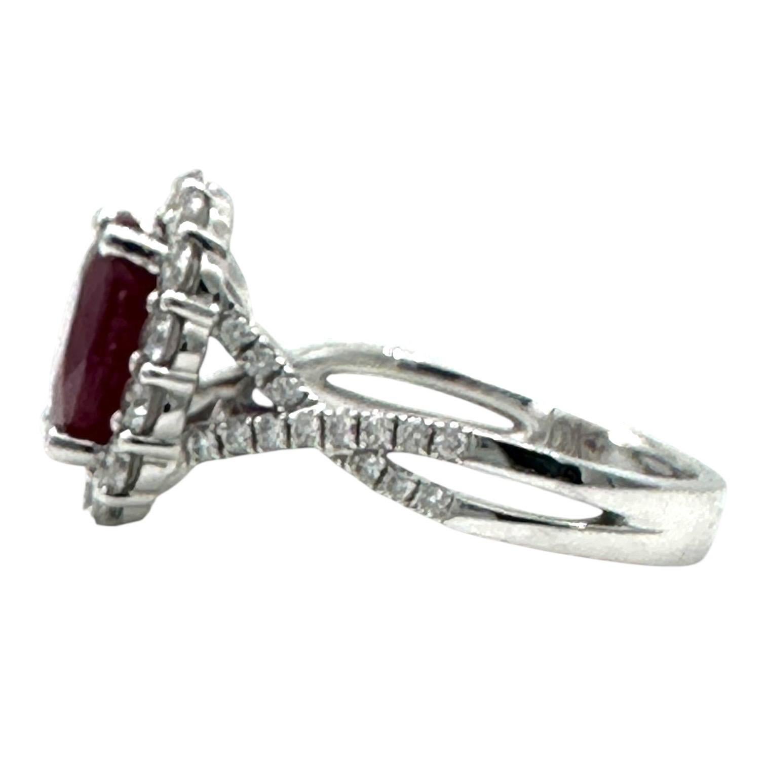 Bague Halo en or blanc 18 carats, rubis ovale de 3,58 carats et diamants Unisexe en vente