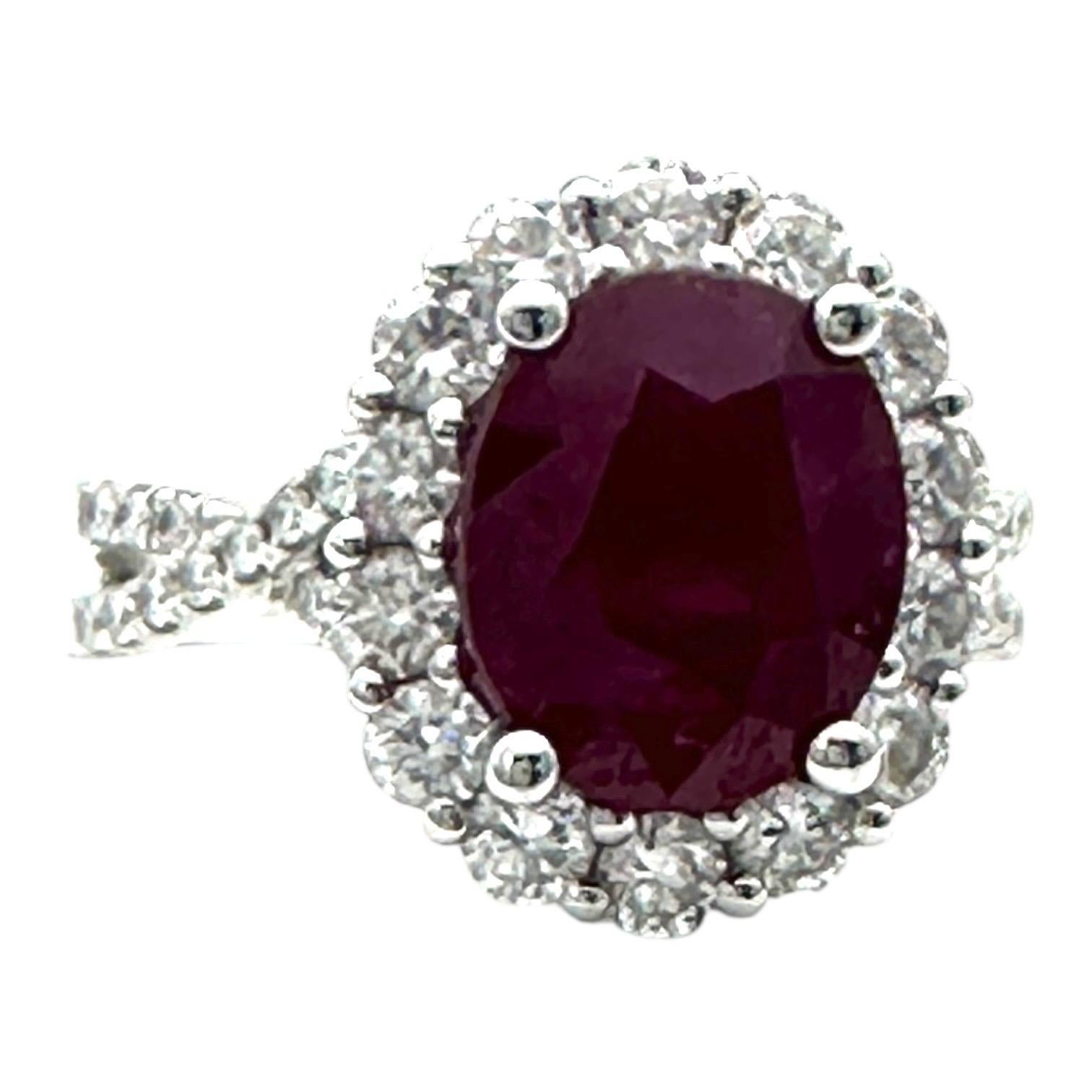 Bague Halo en or blanc 18 carats, rubis ovale de 3,58 carats et diamants en vente 2