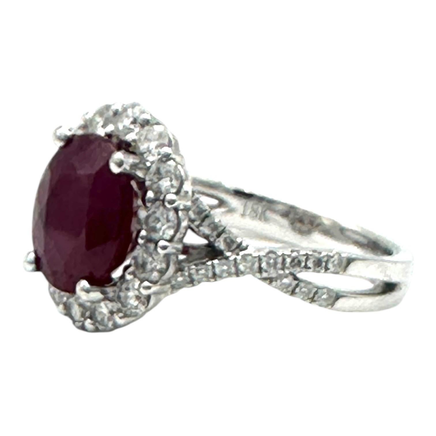 Bague Halo en or blanc 18 carats, rubis ovale de 3,58 carats et diamants en vente 3