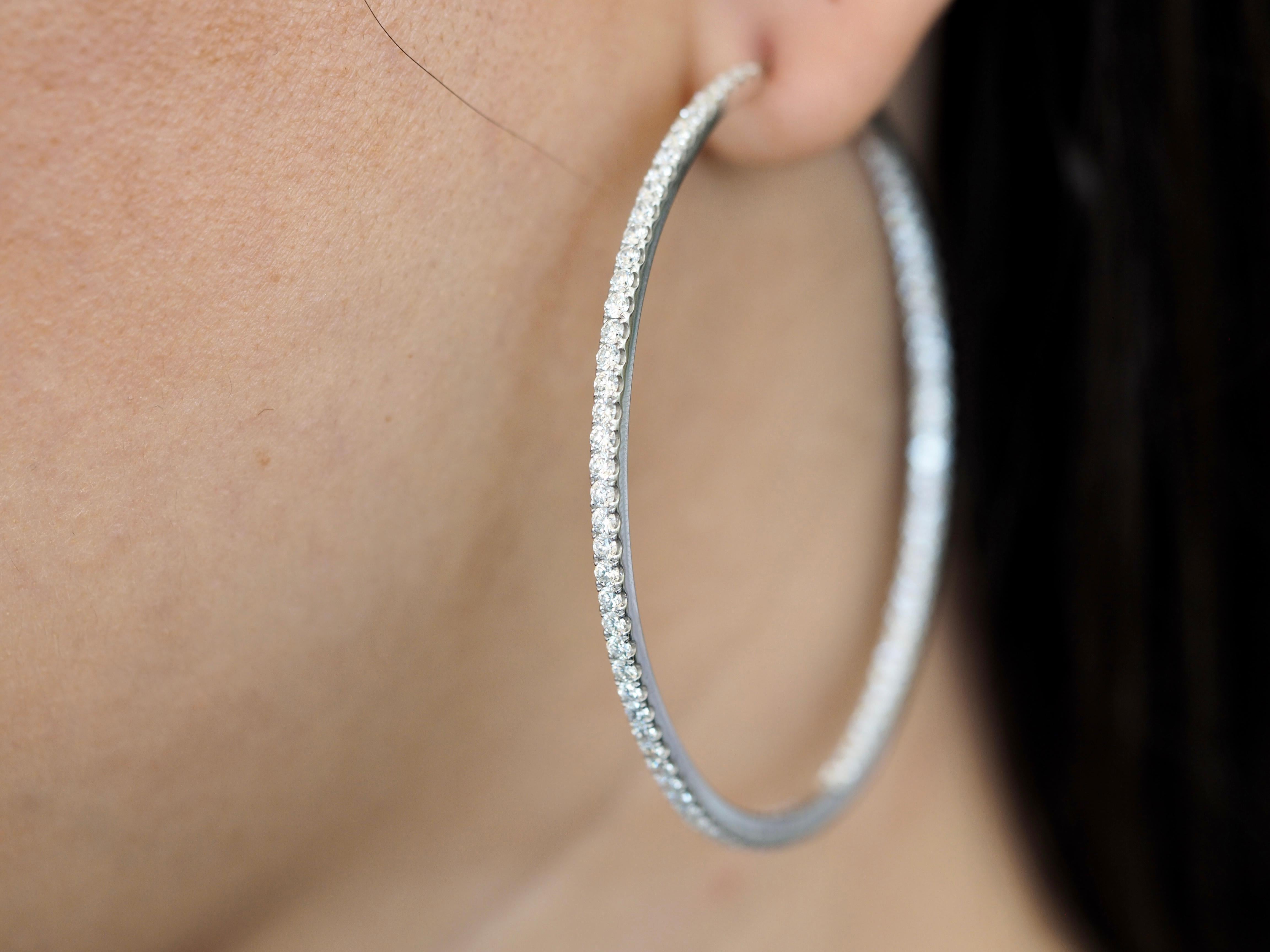 Boucles d'oreilles en or blanc 18 carats avec diamants 3.68CTW en vente 3