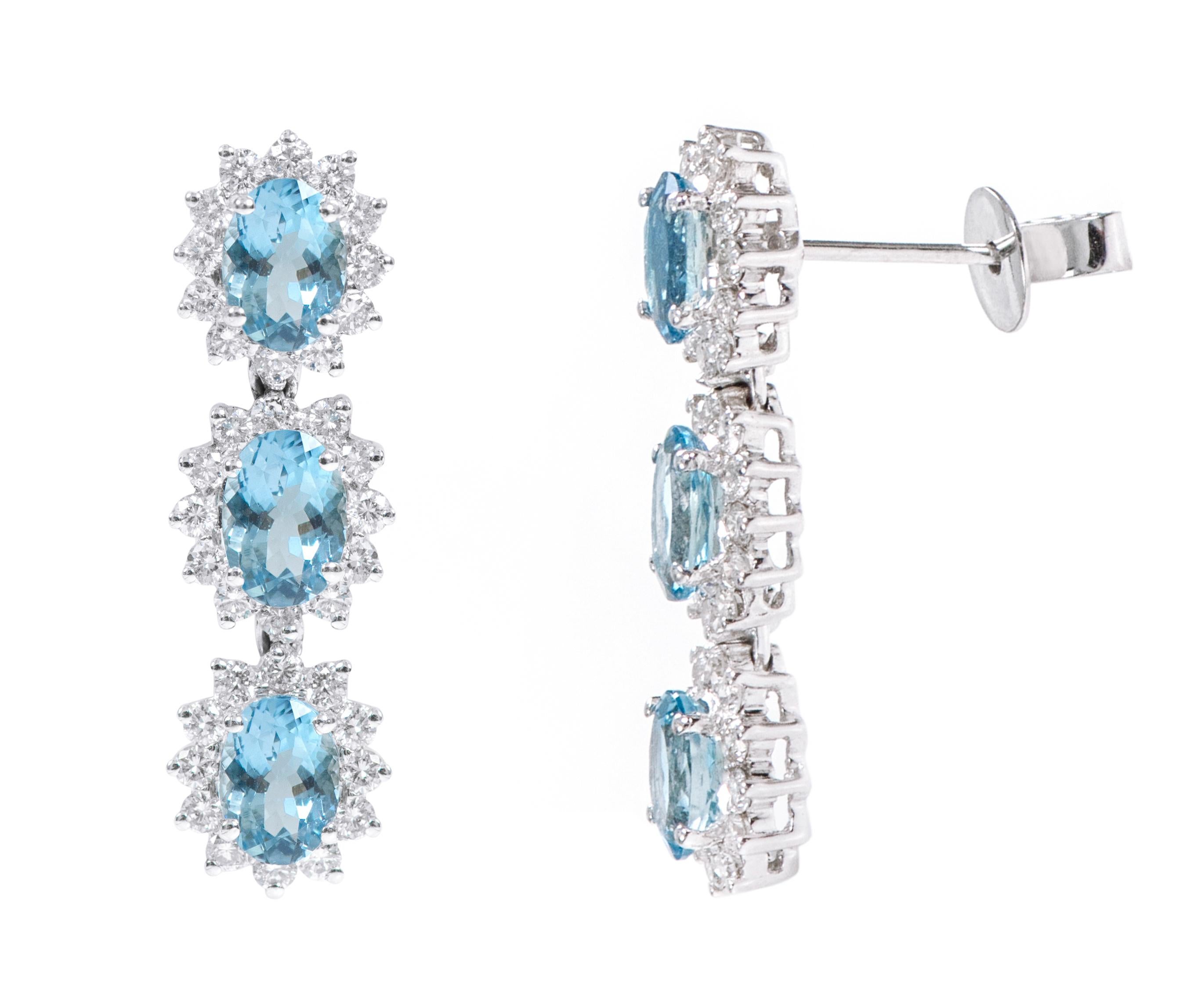 18 Karat Weißgold 3,78 Karat Aquamarin und Diamant Cluster Ohrringe baumeln

Dieser beispielhafte, lange Ohrring mit blauem Aquamarin und Diamanten ist königlich. Die fantastischen drei Reihen ovaler Solitär-Aquamarine sind von einem nach außen