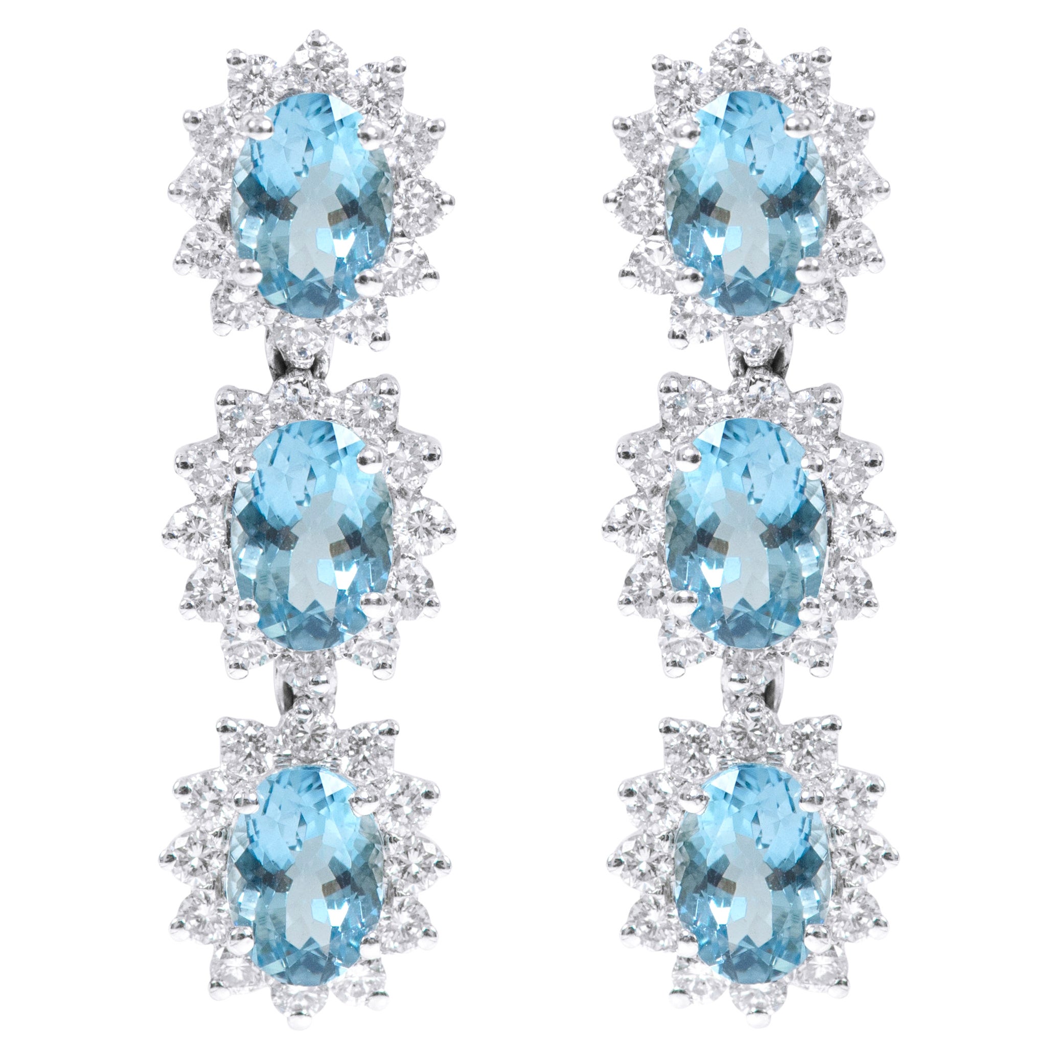 18 Karat Weißgold 3,78 Karat Aquamarin und Diamant-Cluster-Ohrringe im Angebot