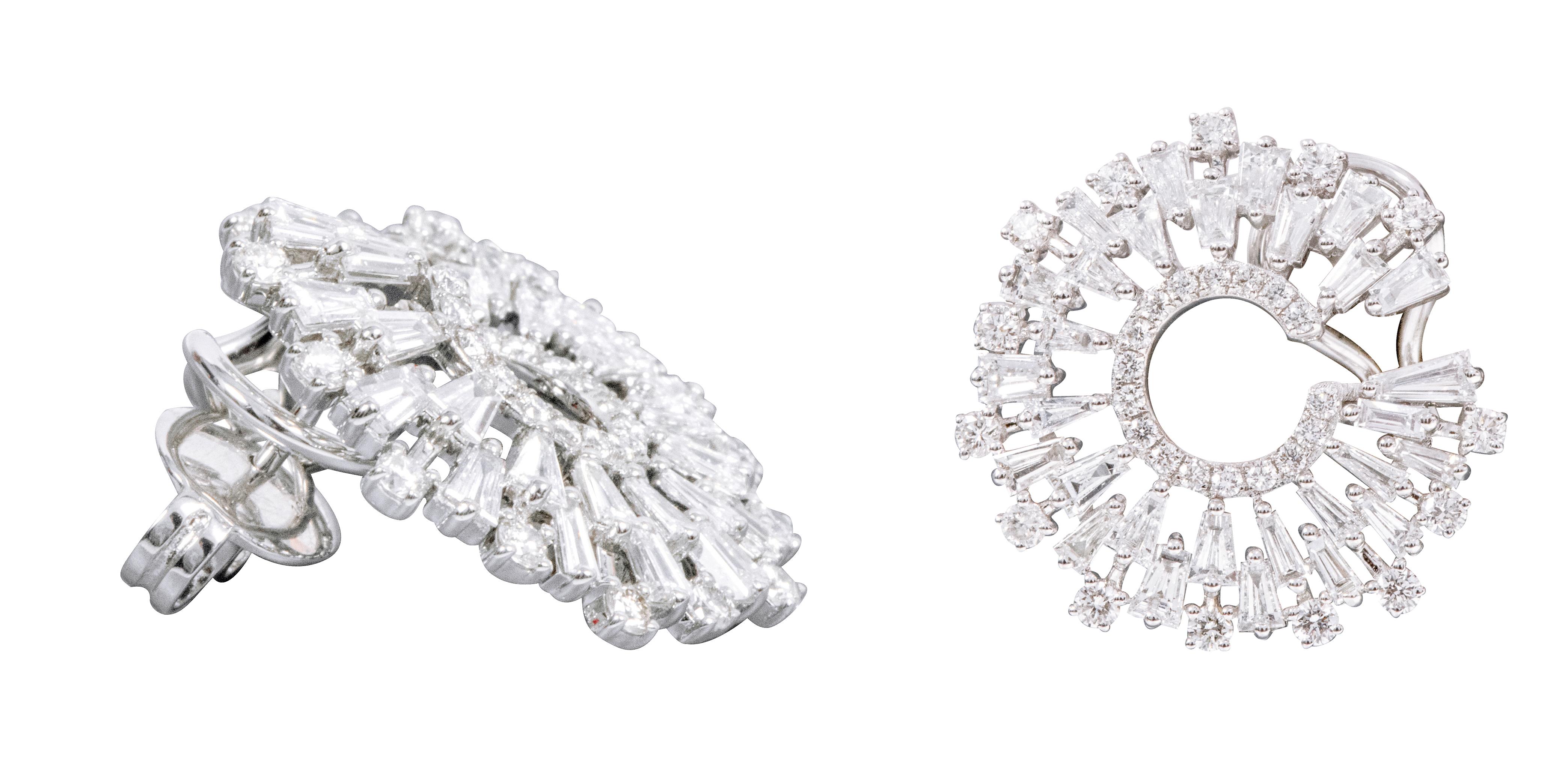 Contemporain Boucles d'oreilles en or blanc 18 carats avec diamant de 3,78 carats et anneau modifié en vente
