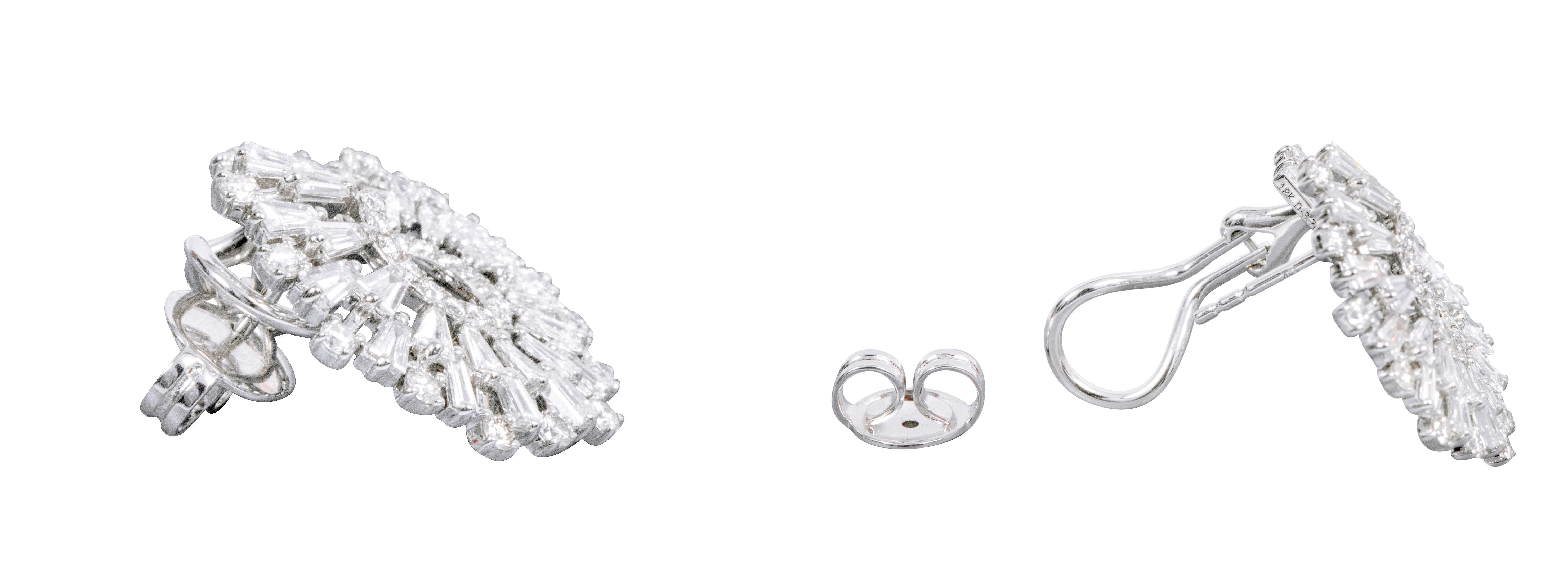 Boucles d'oreilles en or blanc 18 carats avec diamant de 3,78 carats et anneau modifié Neuf - En vente à Jaipur, IN
