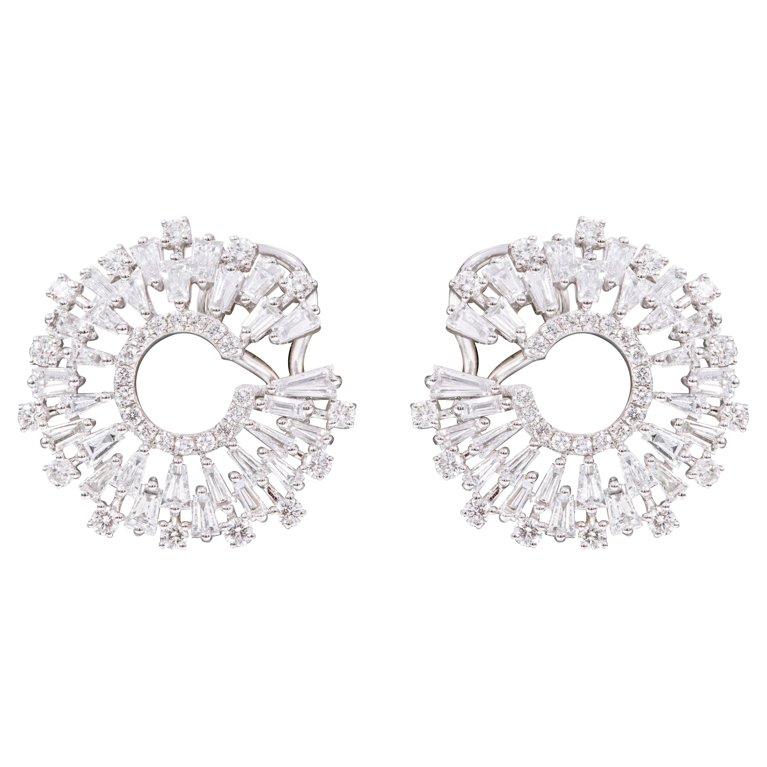 18 Karat Weißgold 3,78 Karat Diamant-Ohrringe mit modifiziertem Bügel im Angebot