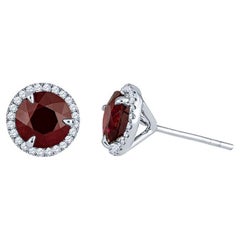 Clous d'oreilles en or blanc 18 carats avec rubis de Madagascar de 3,78 carats et halo de diamants de 0,29 carat