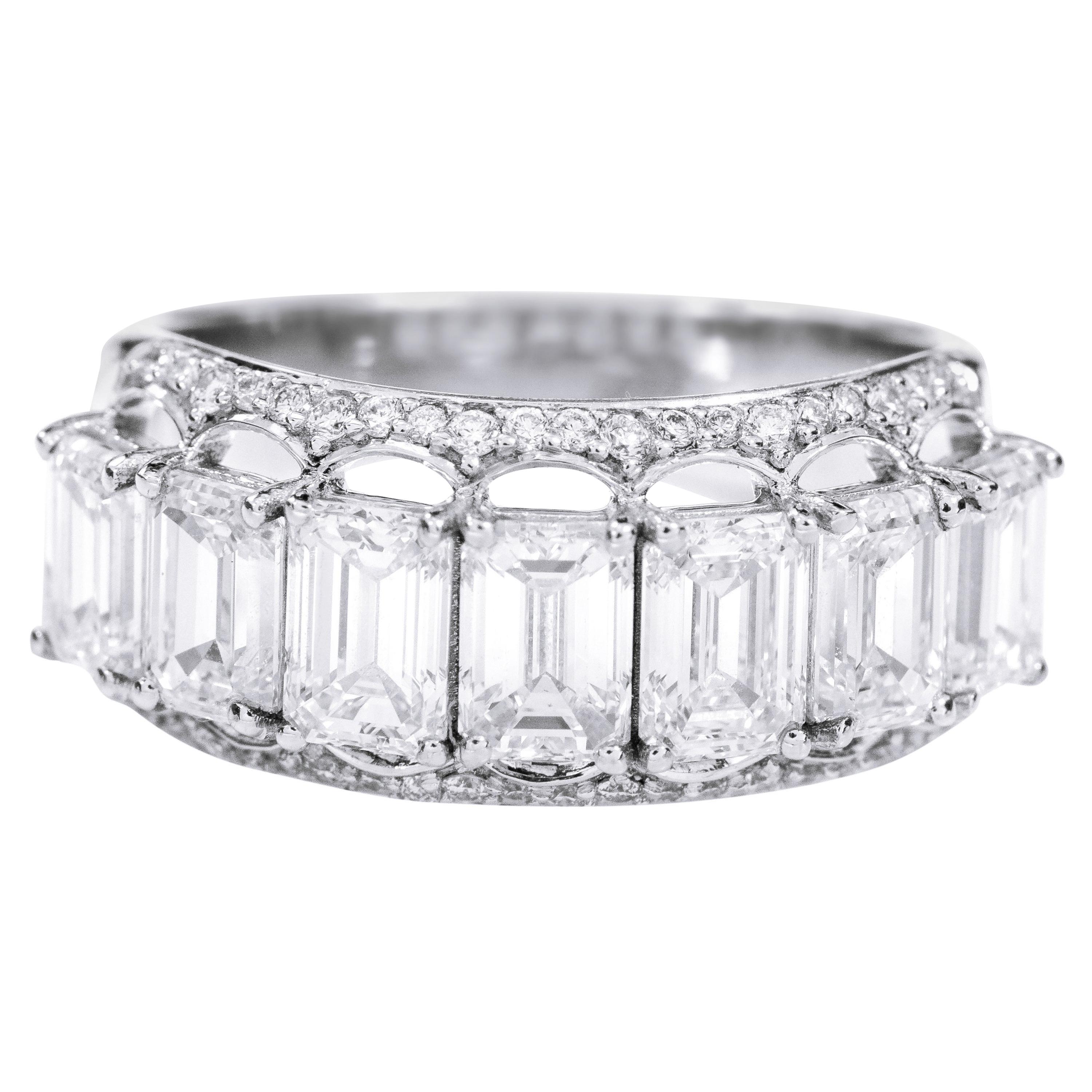 Bague à demi-anneau en or blanc 18 carats avec diamant solitaire de 3,83 carats taillé en émeraude