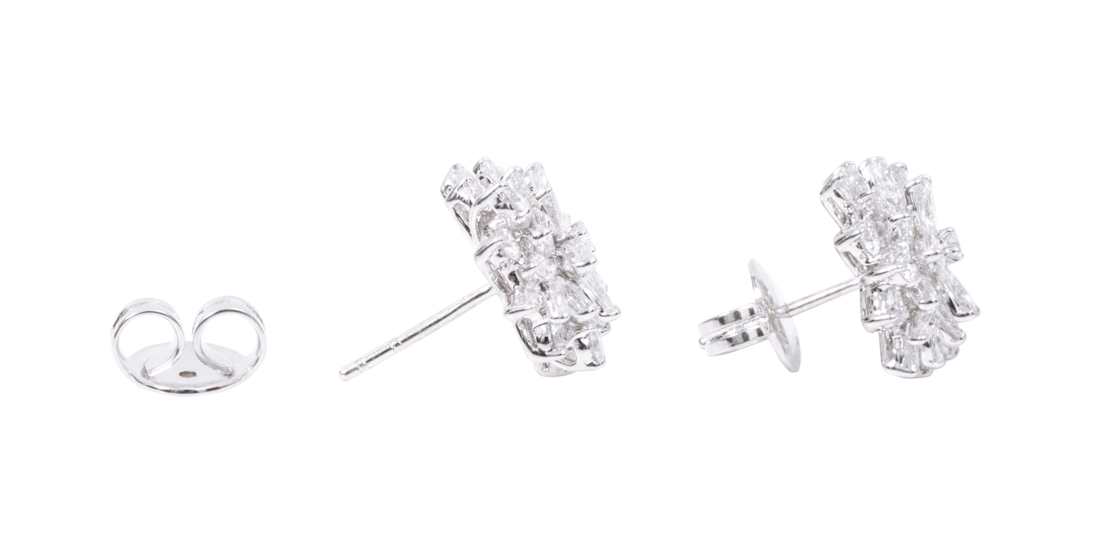 18 Karat White Gold 3.87 Carats Solitaire Diamond Stud Modulation Earrings In New Condition For Sale In Jaipur, IN