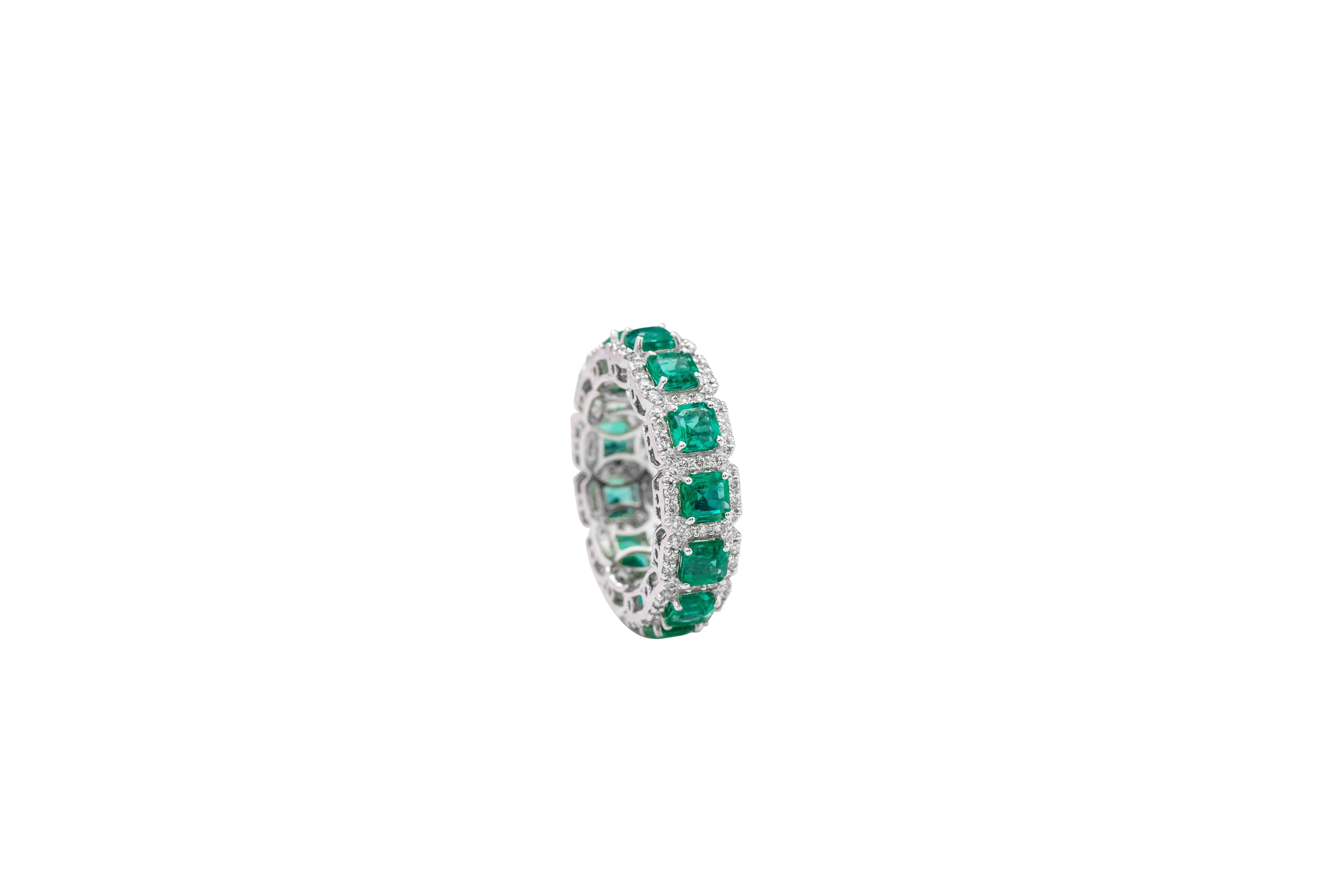 18 Karat White Gold 4.12 Carat Natural Emerald and Diamond Eternity Band Ring For Sale 2