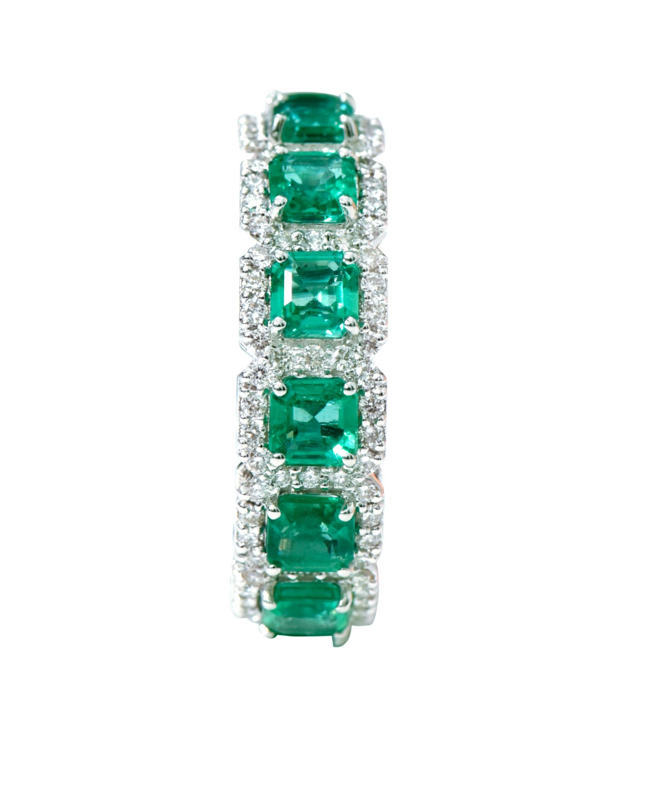 18 Karat White Gold 4.12 Carat Natural Emerald and Diamond Eternity Band Ring In New Condition For Sale In Jaipur, IN