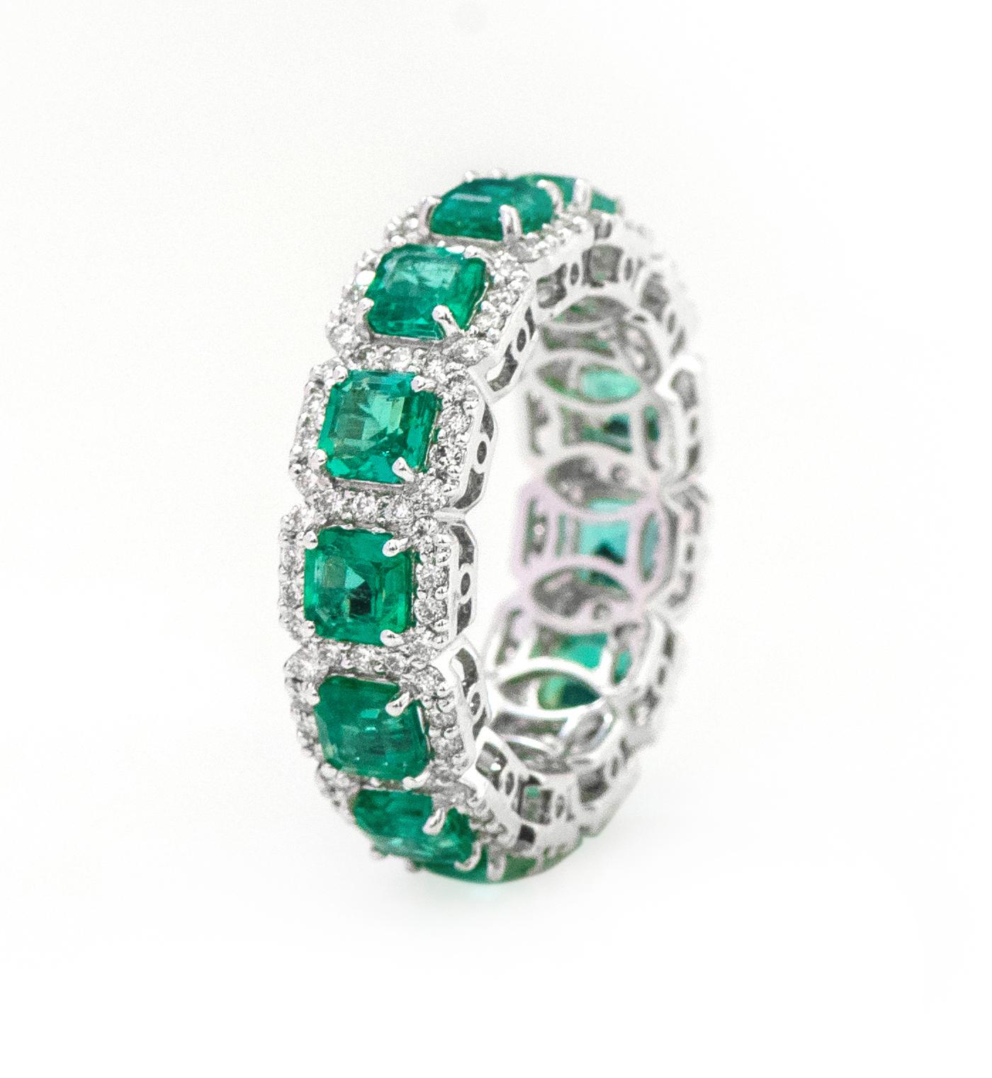 18 Karat White Gold 4.12 Carat Natural Emerald and Diamond Eternity Band Ring For Sale 1