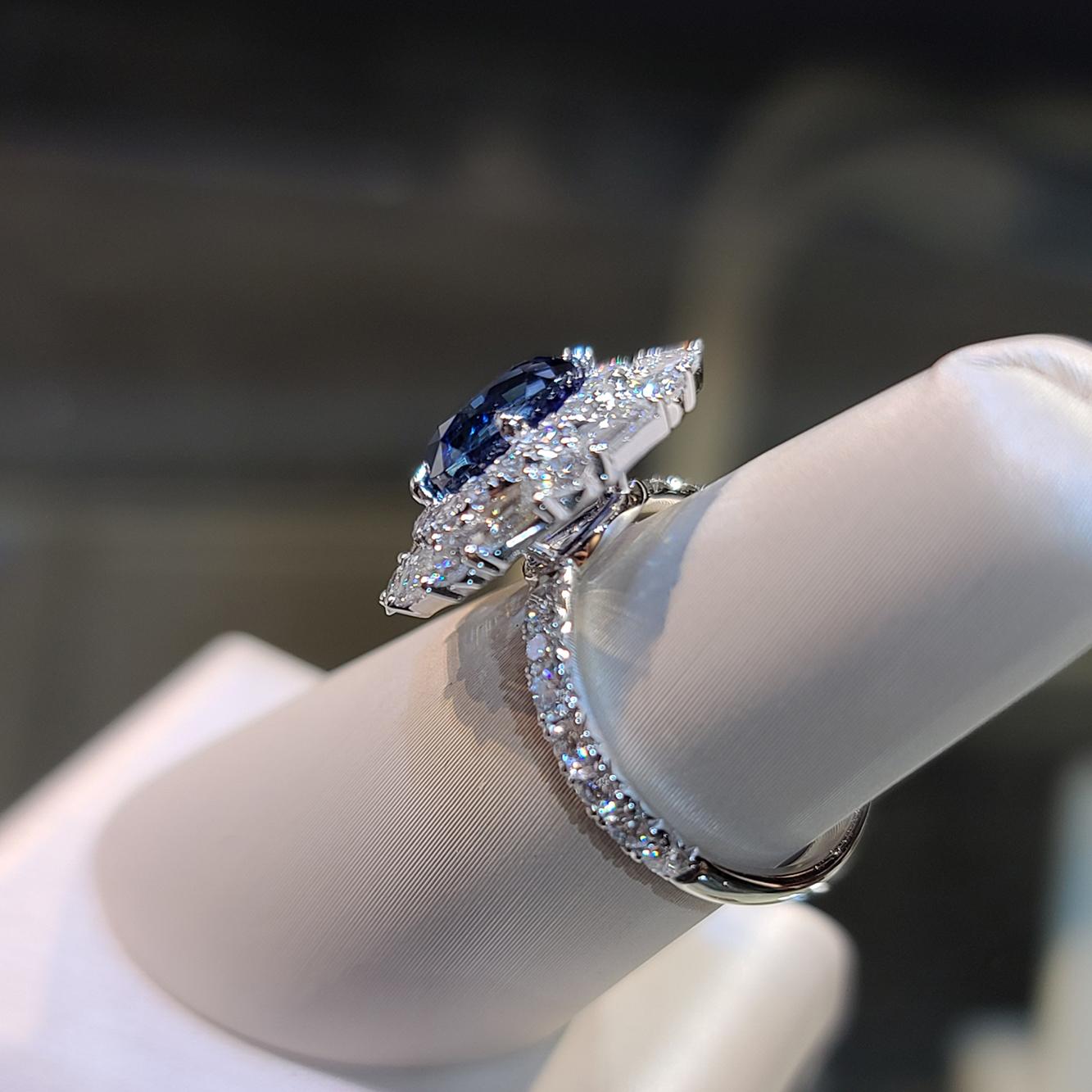 Oval Cut 18 Karat White Gold 4.17 Carat Sapphire Diamond Ring For Sale