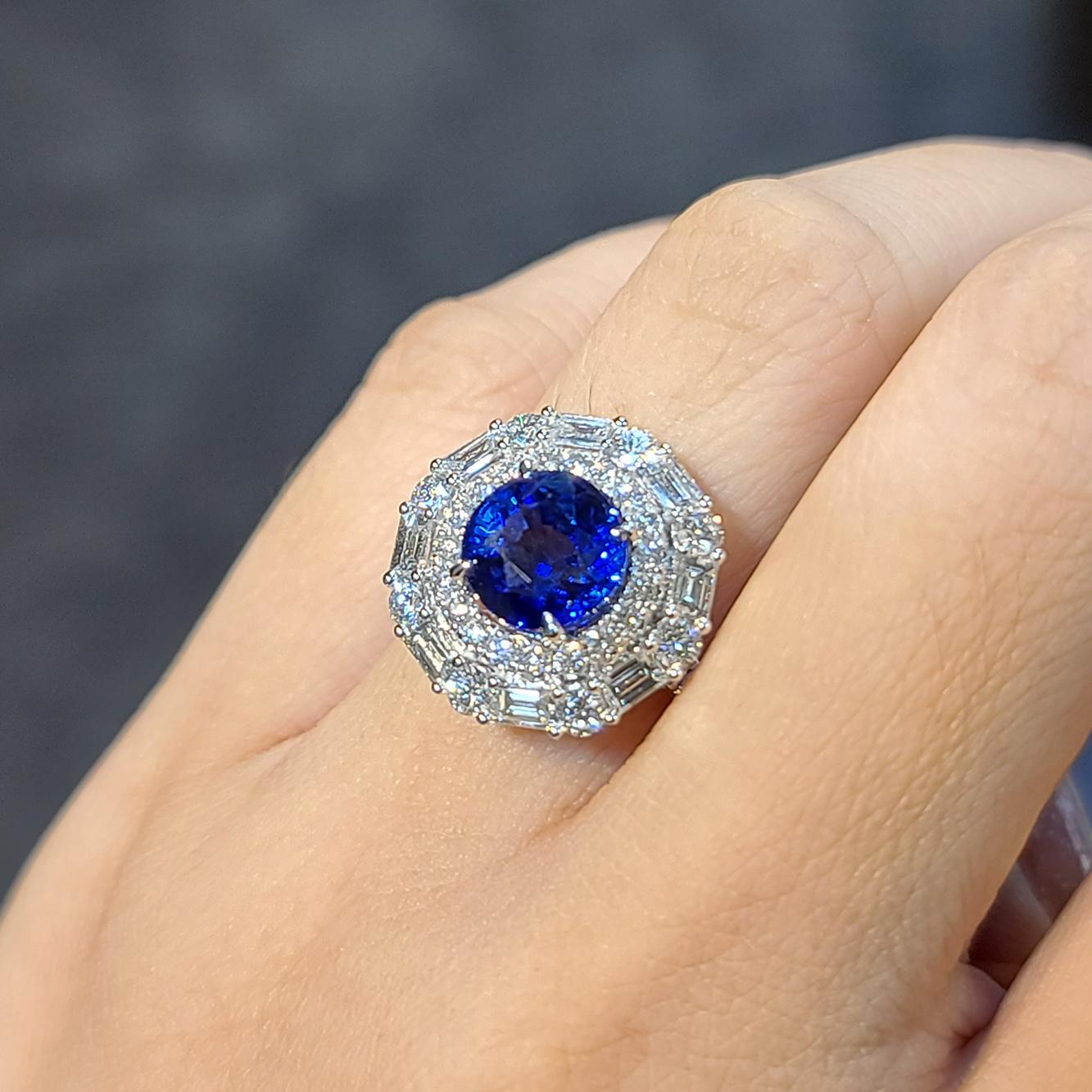 18 Karat White Gold 4.17 Carat Sapphire Diamond Ring In New Condition For Sale In Central, HK