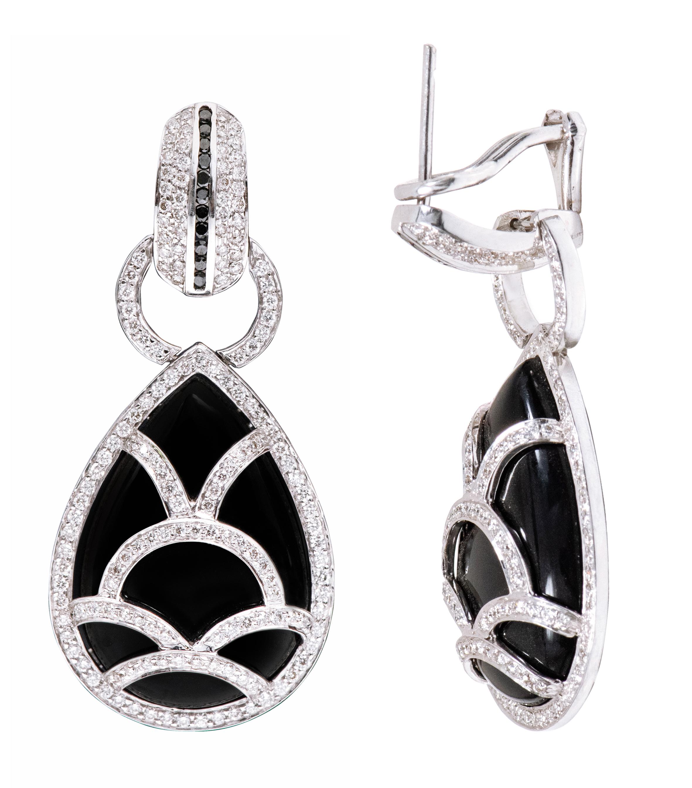 Pendientes de oro blanco de 18 quilates con diamantes de 42,96 quilates y ónix negro

Este pendiente largo contemporáneo de ónice negro azabache y diamantes es excepcional. El diseño del pendiente transformacional con la pieza única maciza de ónice