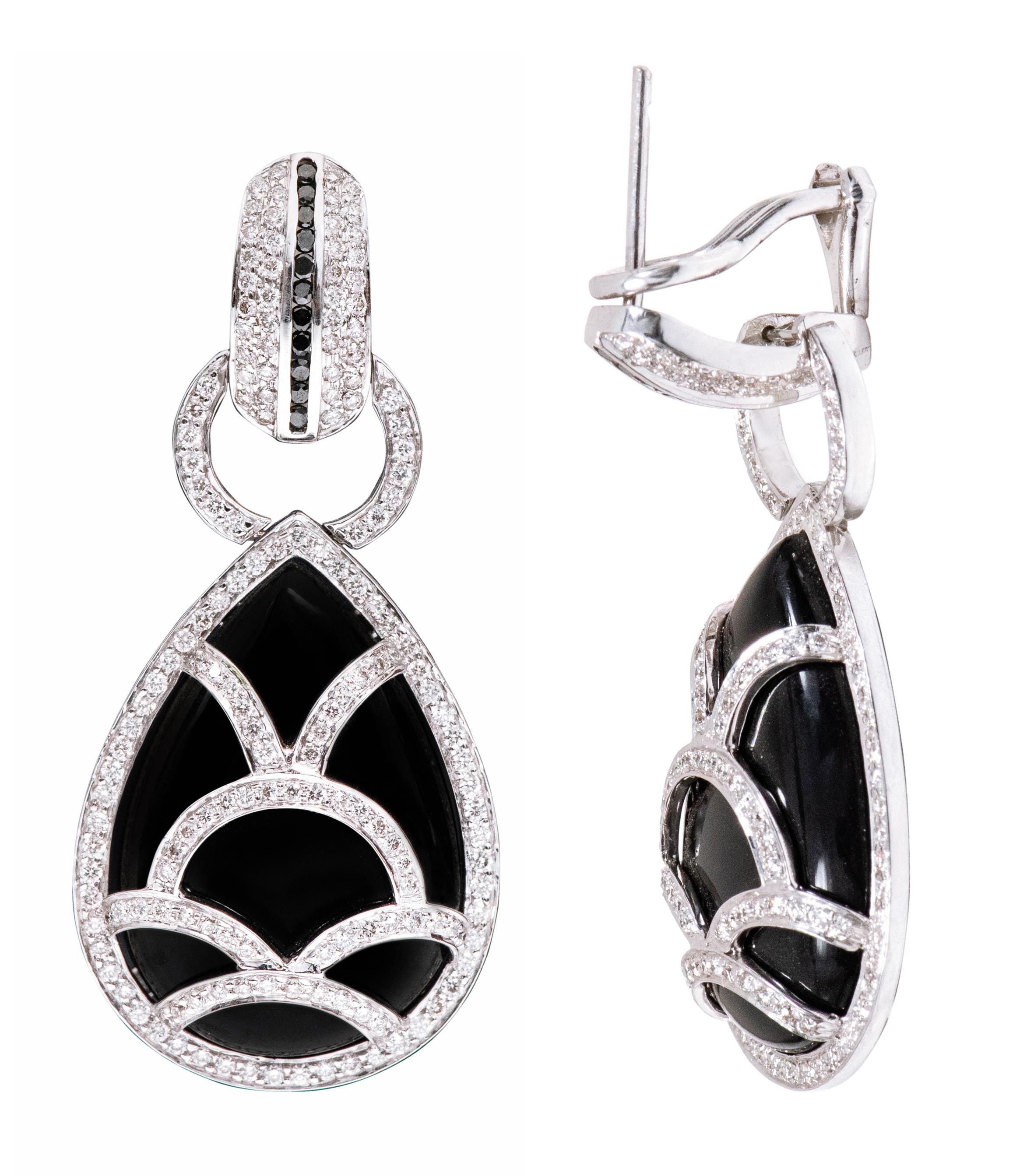 18 Karat White Gold 42.96 Carat Diamond and Black Onyx Drop Earrings

This contemporary royal jet black onyx and diamond long earring is exceptional. The transformational earring design with the solid single piece of pear shaped cabochon black onyx