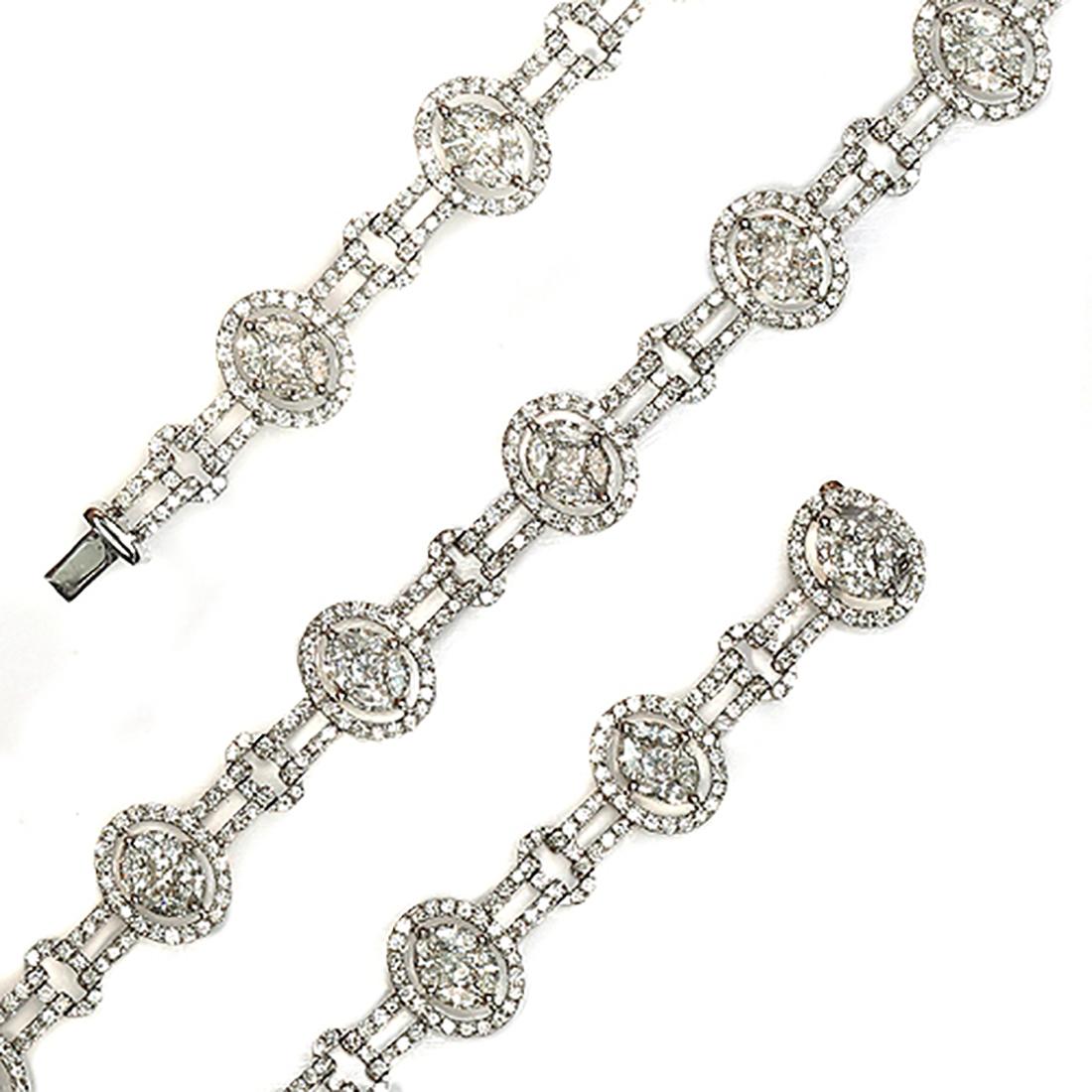 Women's 18 Karat White Gold 4.36 Carat Multi Shape G Vs1 Diamond Link Bracelet For Sale