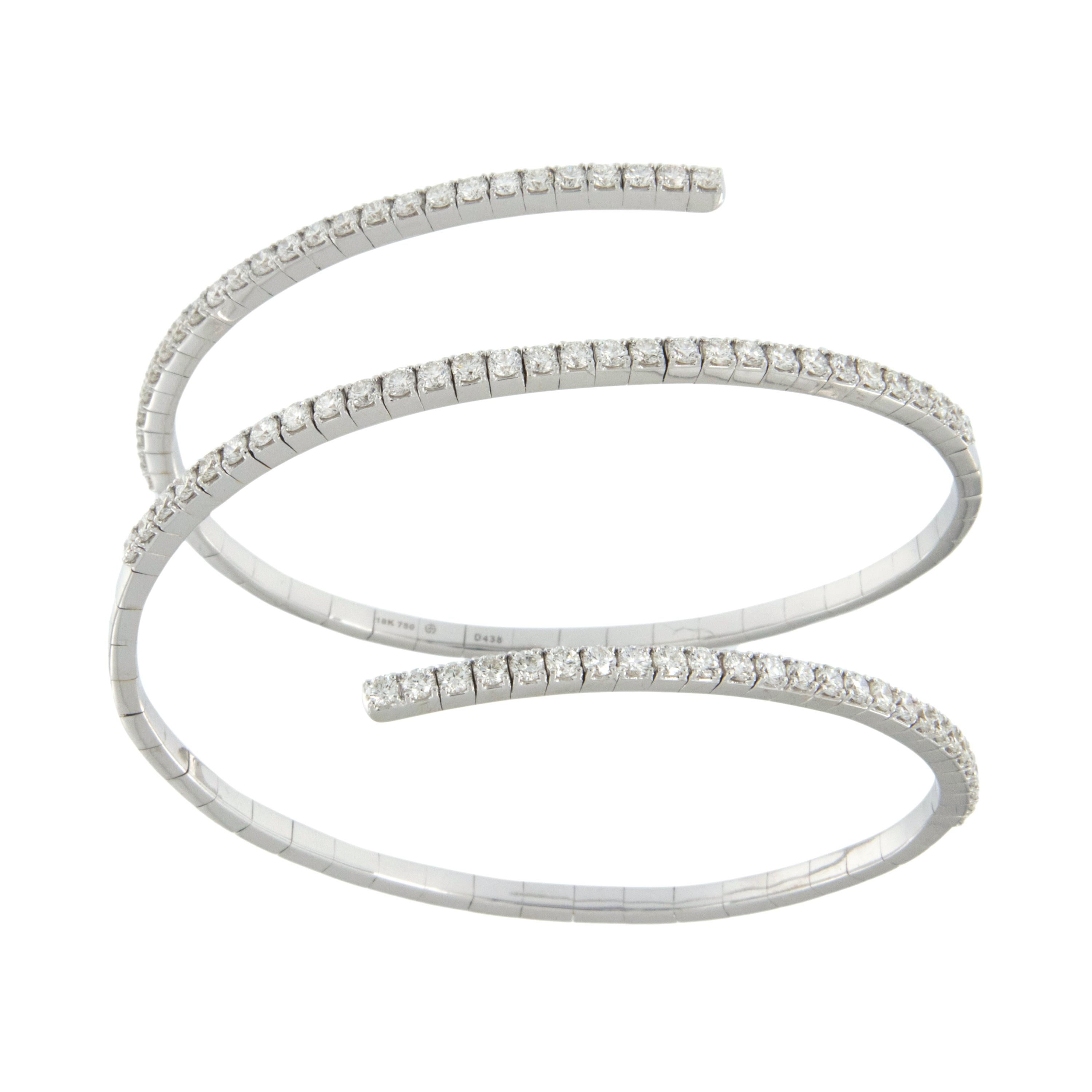 Stilvoll und doch klassisch - dieses großartige, flexible Diamantarmband ist aus feinem 18-karätigem Weißgold mit 4,38 Karat funkelnden Diamanten gefertigt! Passt immer so bequem, aber mit so viel Flair! Inklusive Verpackung und Präsentationsbox mit