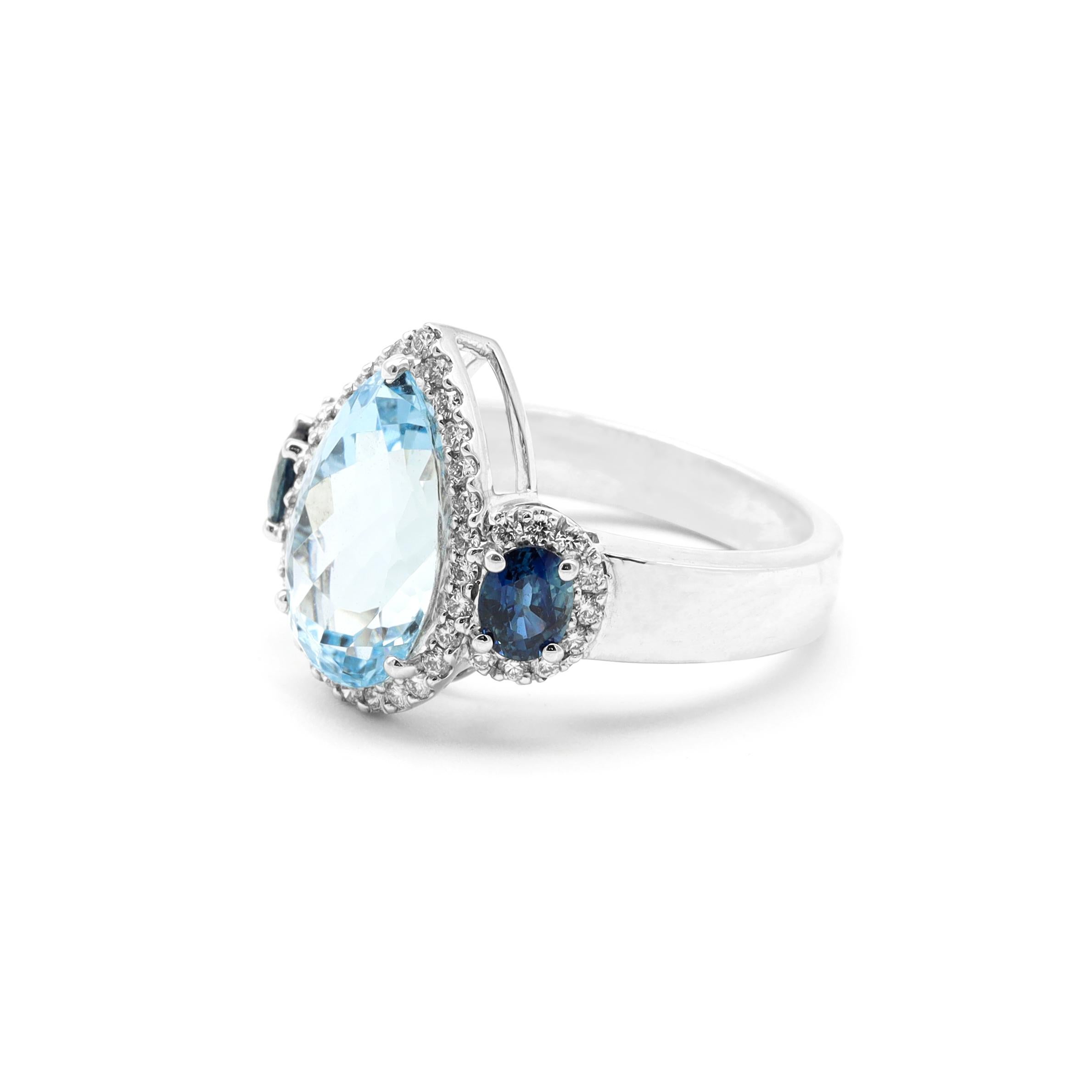 18 Karat White Gold 4.44 Carat Aquamarine, Sapphire and Diamond Three Stone Ring In New Condition For Sale In Jaipur, IN