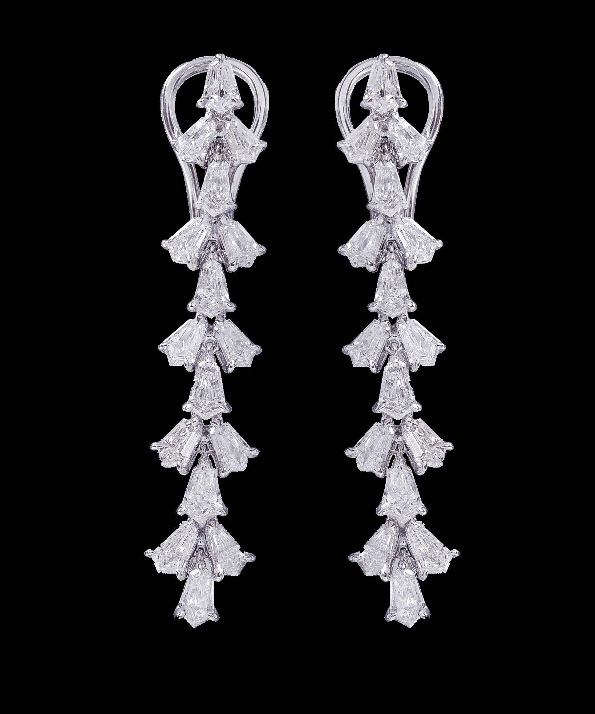 18 Karat White Gold 4.55 Carat Diamond Kite-Cut Masterpiece Earrings

This stylish long special tie-cut diamond earring is exemplary. The design is inspired by the flying wings idea with the remarkable angling of all the 30 solitaire tie-cut