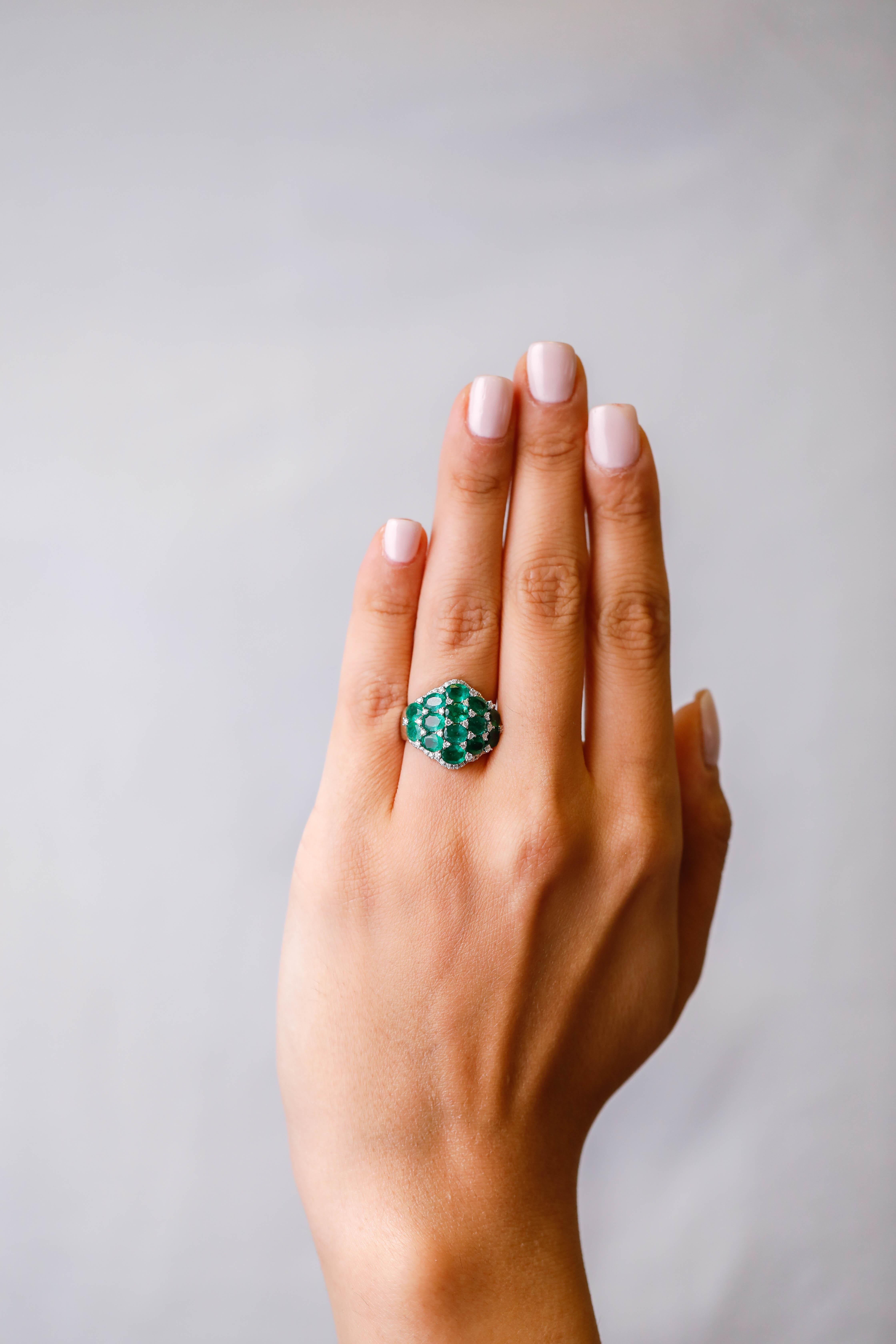 4,58 Karat ovaler Smaragd- und Diamant-Akzent-Cluster-Ring aus 18 Karat Weißgold (Ovalschliff) im Angebot