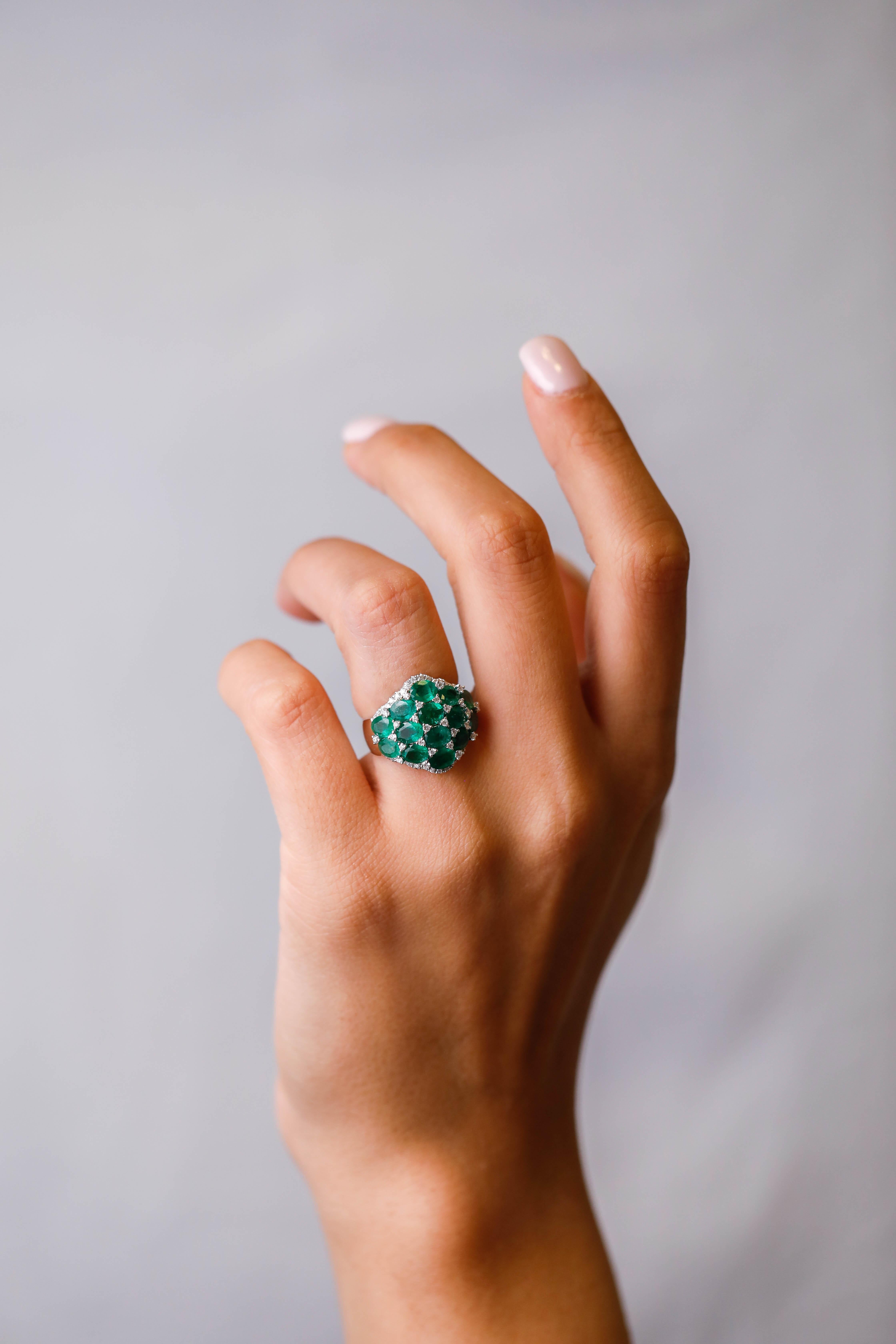 4,58 Karat ovaler Smaragd- und Diamant-Akzent-Cluster-Ring aus 18 Karat Weißgold Damen im Angebot