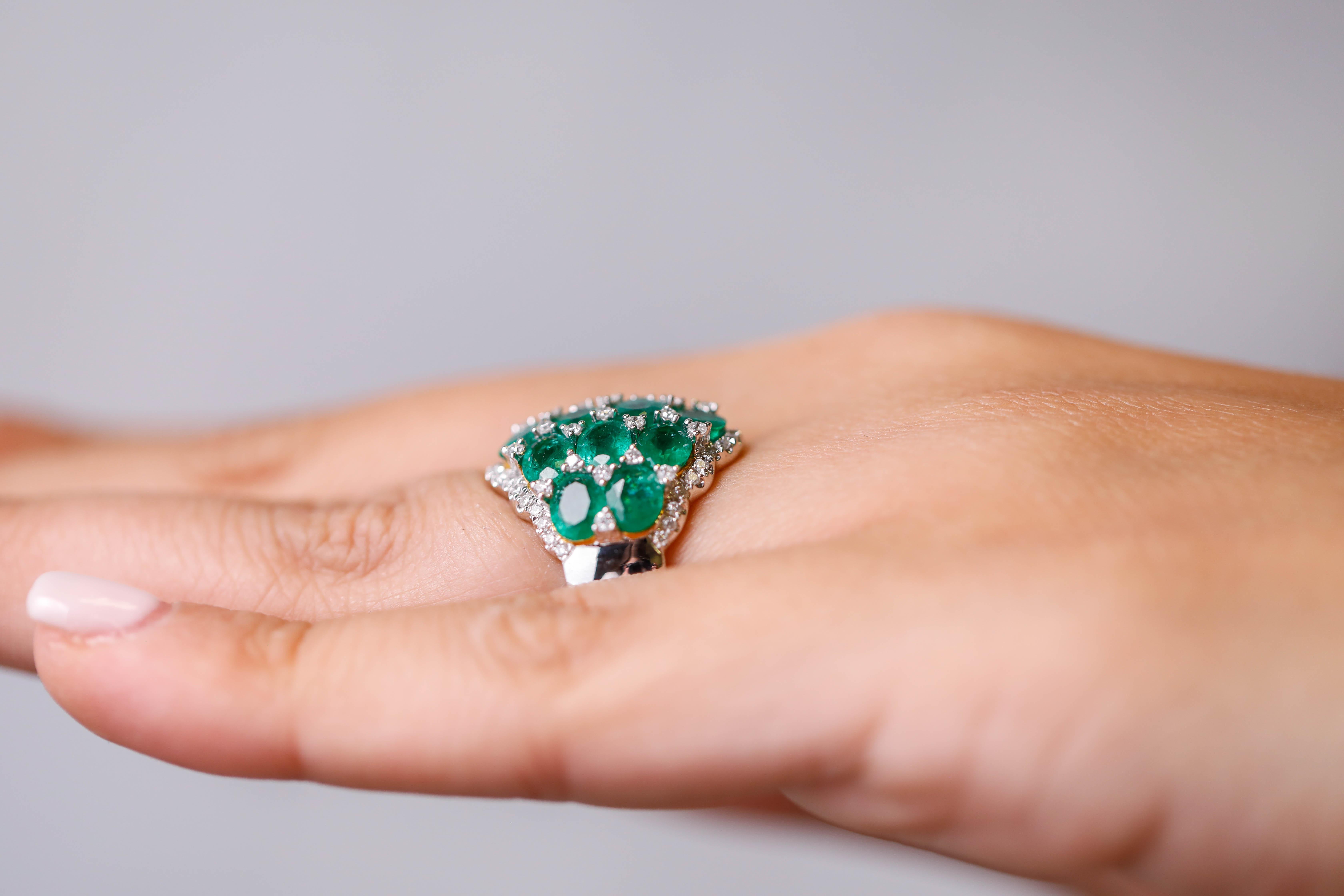 4,58 Karat ovaler Smaragd- und Diamant-Akzent-Cluster-Ring aus 18 Karat Weißgold im Angebot 1