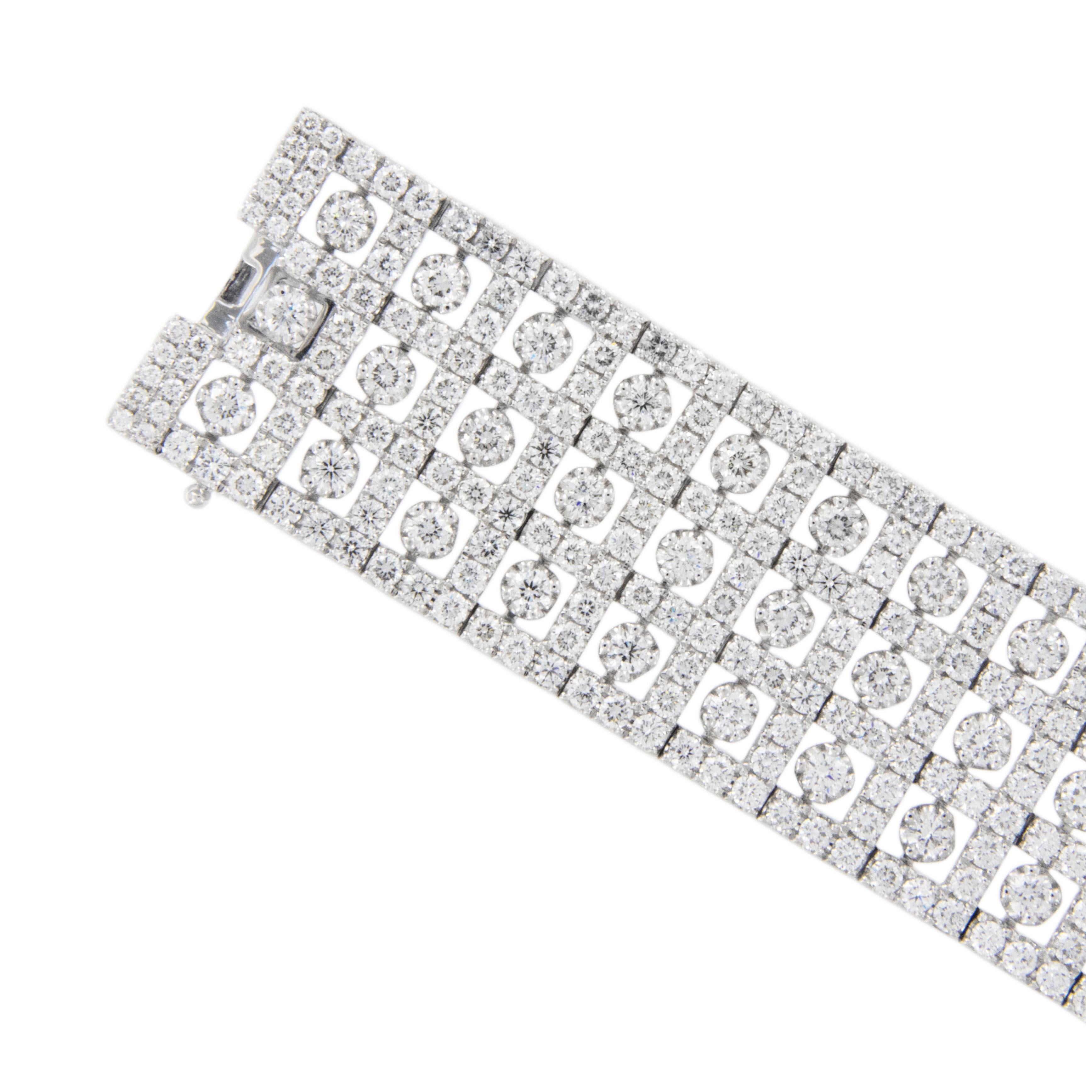 Erste Klasse! Dieses aufsehenerregende dreireihige Diamantarmband aus 18 Karat Weißgold hat 4,59 Cttw  von sehr feinen RBC-Diamanten (VVS-VS, F-G), die mit einer komplizierten durchbrochenen Verzierung versehen sind, die es den Diamanten in der