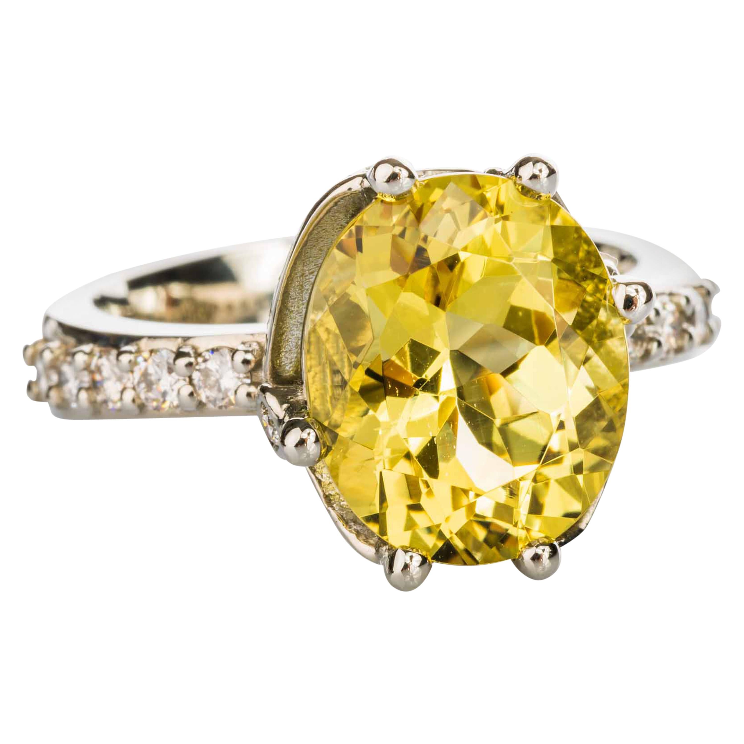 18 Karat White Gold 4.7 Carat Yellow Beryl Ring with White Diamonds