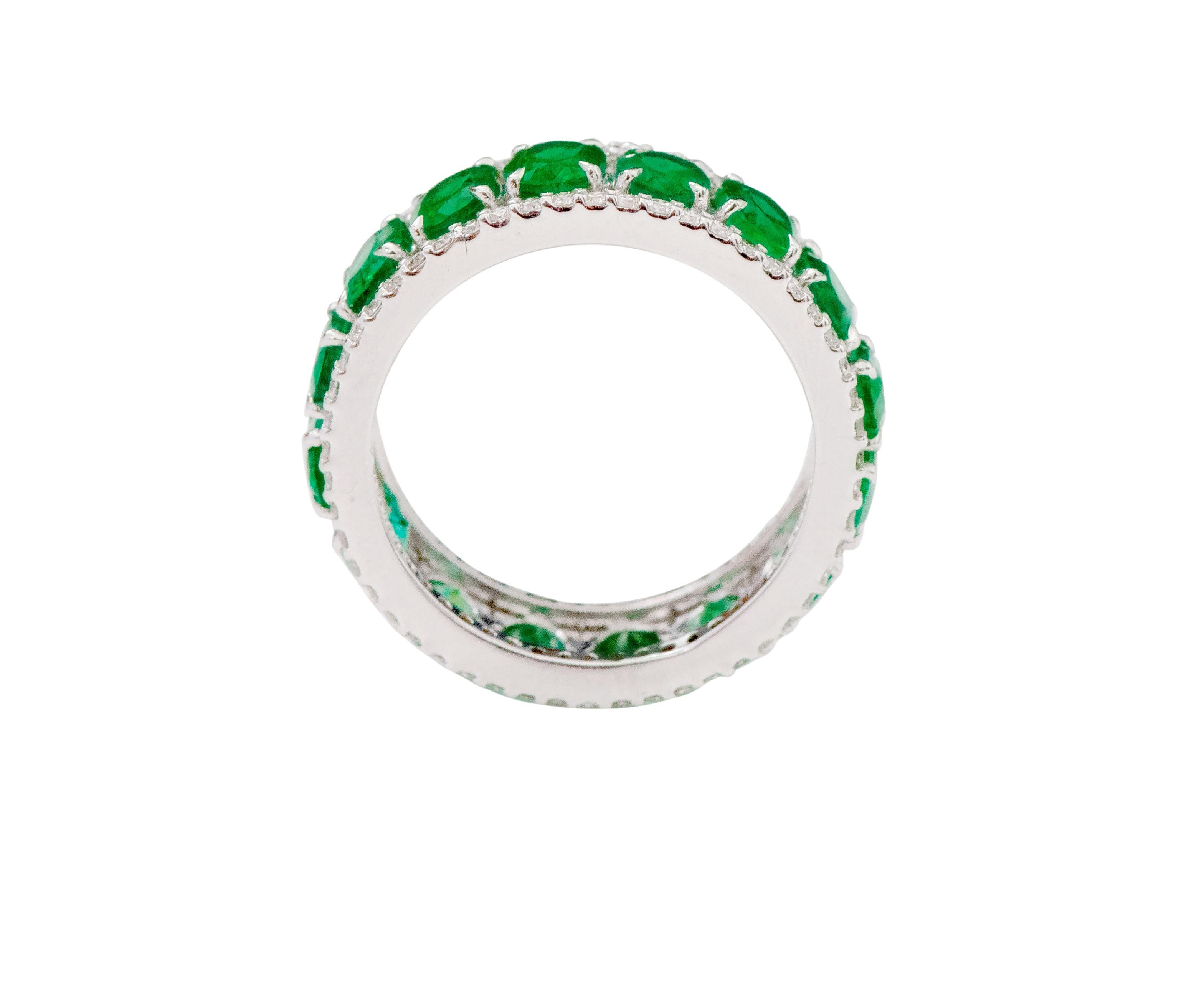 Modern 18 Karat White Gold 4.74 Carat Natural Emerald and Diamond Eternity Band Ring For Sale