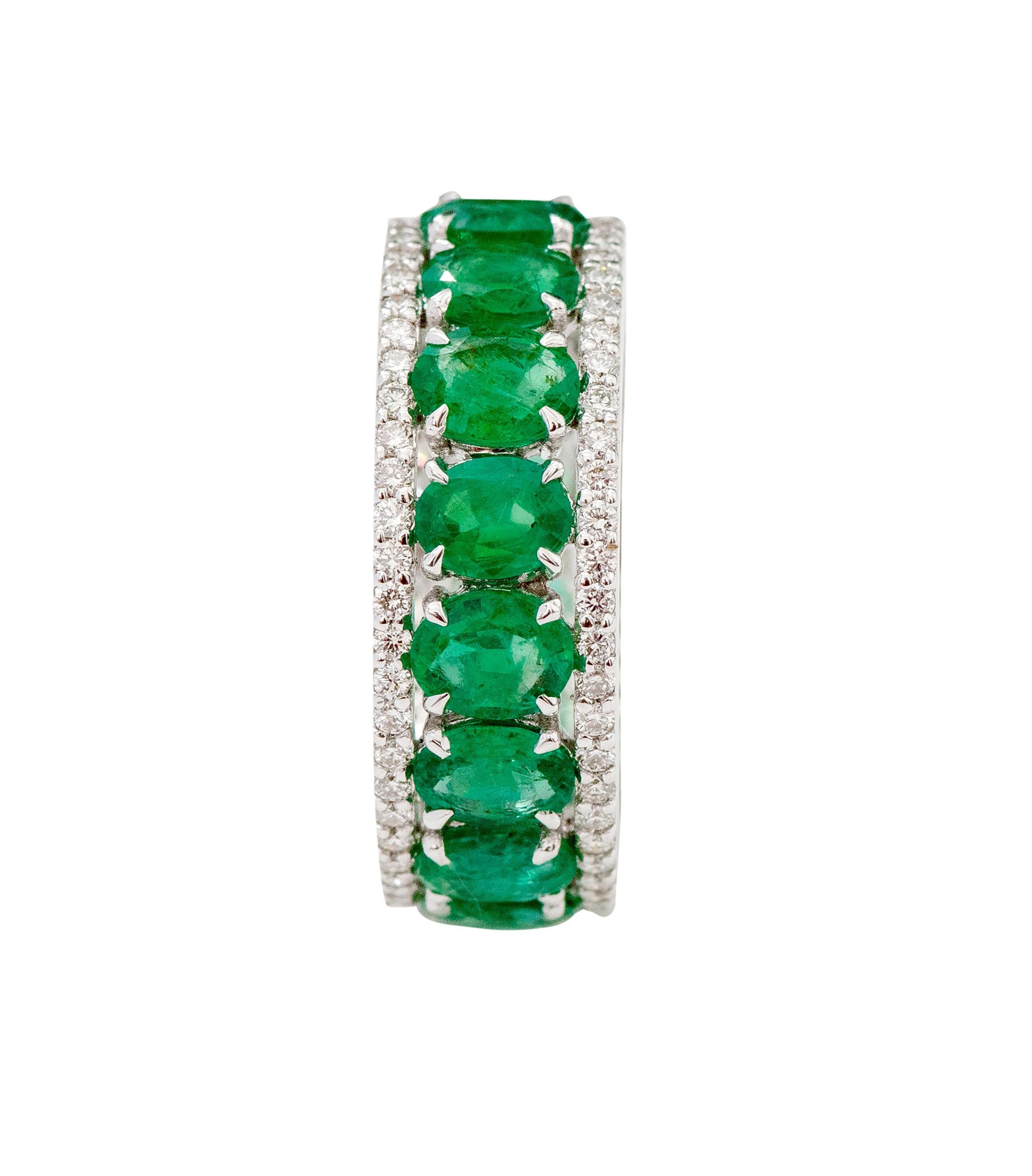 18 Karat White Gold 4.74 Carat Natural Emerald and Diamond Eternity Band Ring In New Condition For Sale In Jaipur, IN