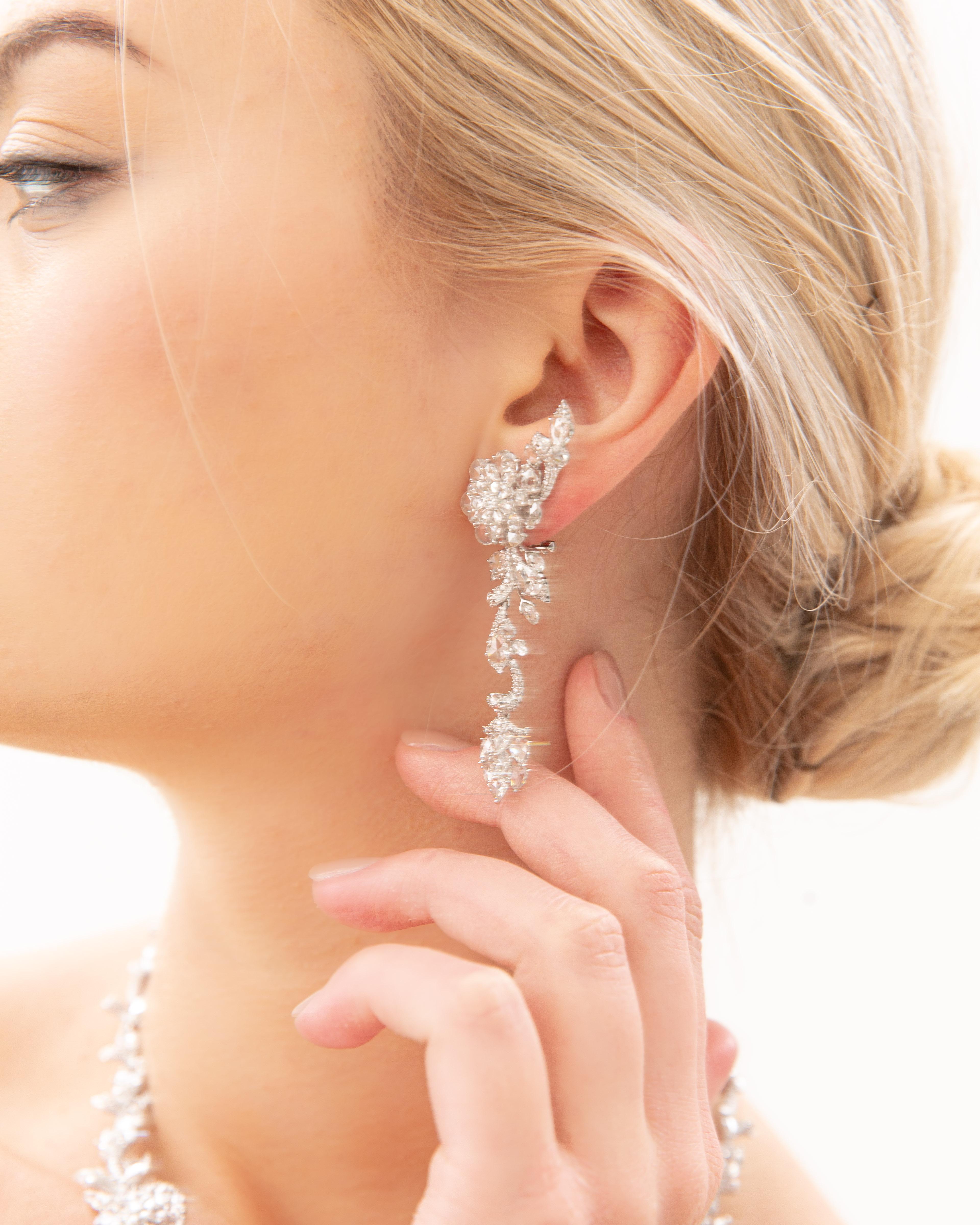 Women's 18 Karat White Gold 48.44 Carat Rose Cut Diamond Contemporary Statement Necklace For Sale